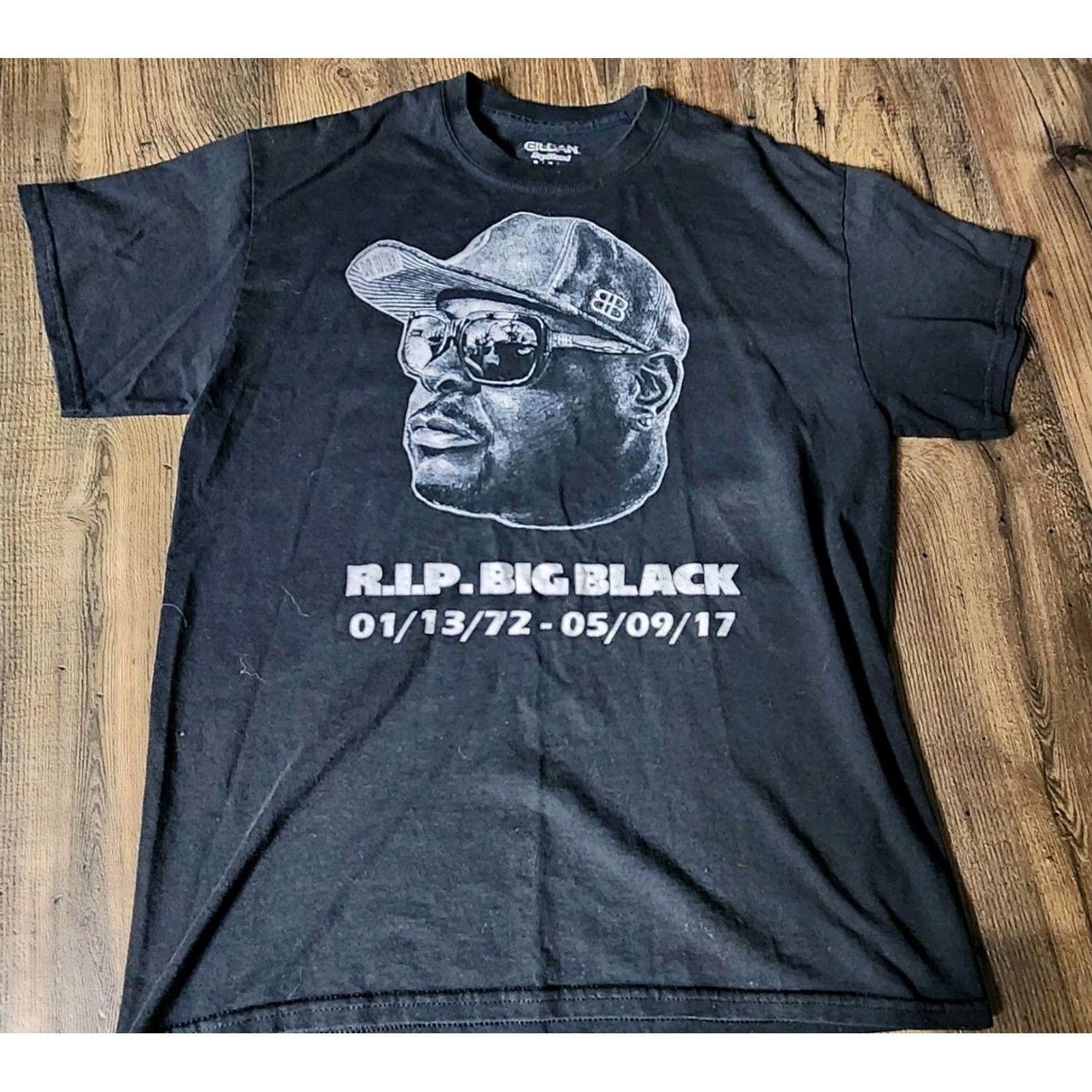 Gildan Mens M Gildan T-Shirt Black Crew Neck Distressed Portrait Memorial Christopher Boykin 90s 100 year house Mens Size US M / EU 48-50 / 2 - 2 Thumbnail