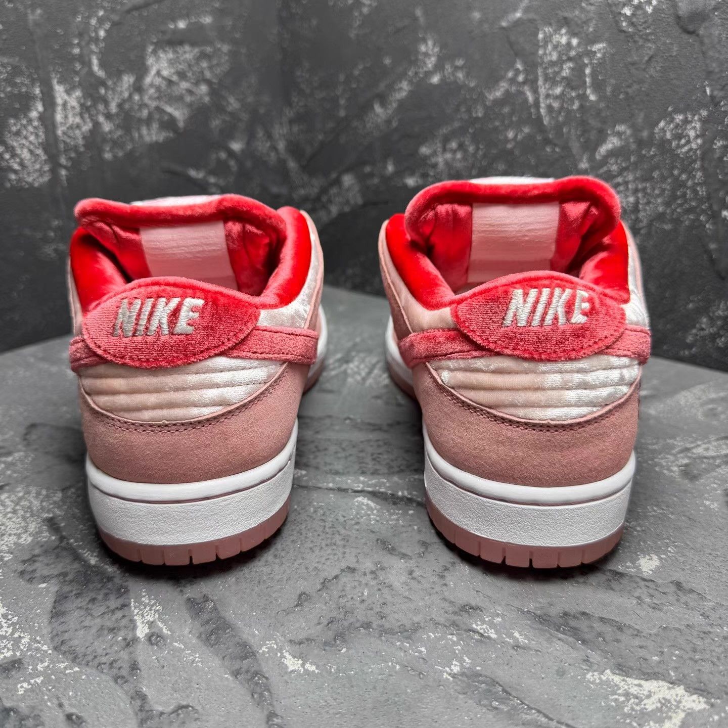 Nike Nike Dunk SB Valentine's Day White Pink Q10 Size US 7 / EU 40 - 5 Thumbnail