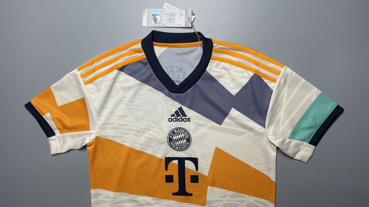 Vintage BAYERN ADIDAS 2022/2023 SOCCER FOURTH JERSEY #12 IBRAHIMOVIC Size US S / EU 44-46 / 1 - 3 Thumbnail