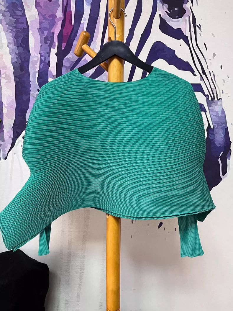 Issey Miyake Issey Miyake size:2 Green main line small fish scale short Size S / US 4 / IT 40 - 3 Thumbnail