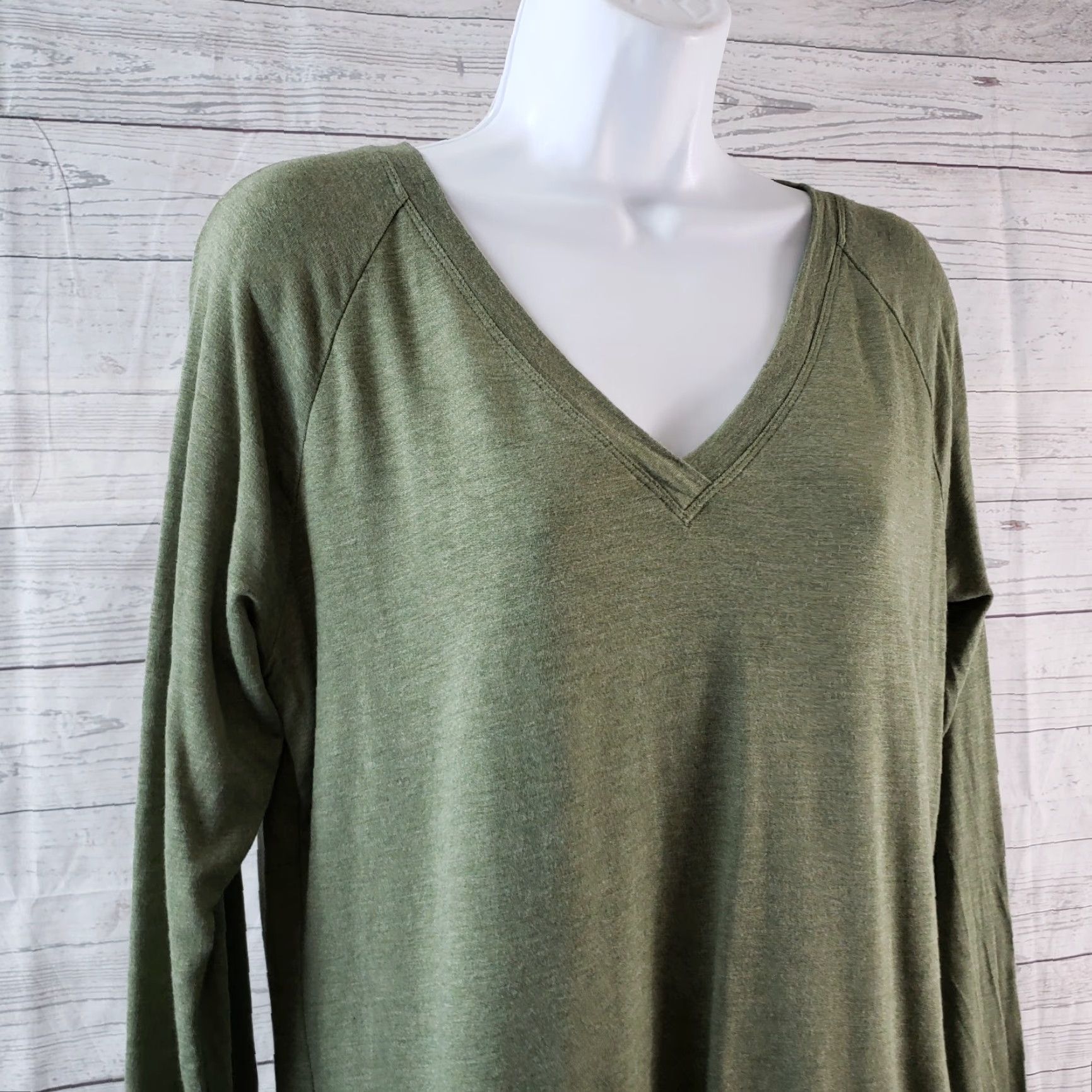 Vintage Cabi Womens Blouse Shirt Tee Size Small Green Long Sleeve Rayon V-Neck Pullover Solid Womens Size S / US 4 / IT 40 - 2 Thumbnail