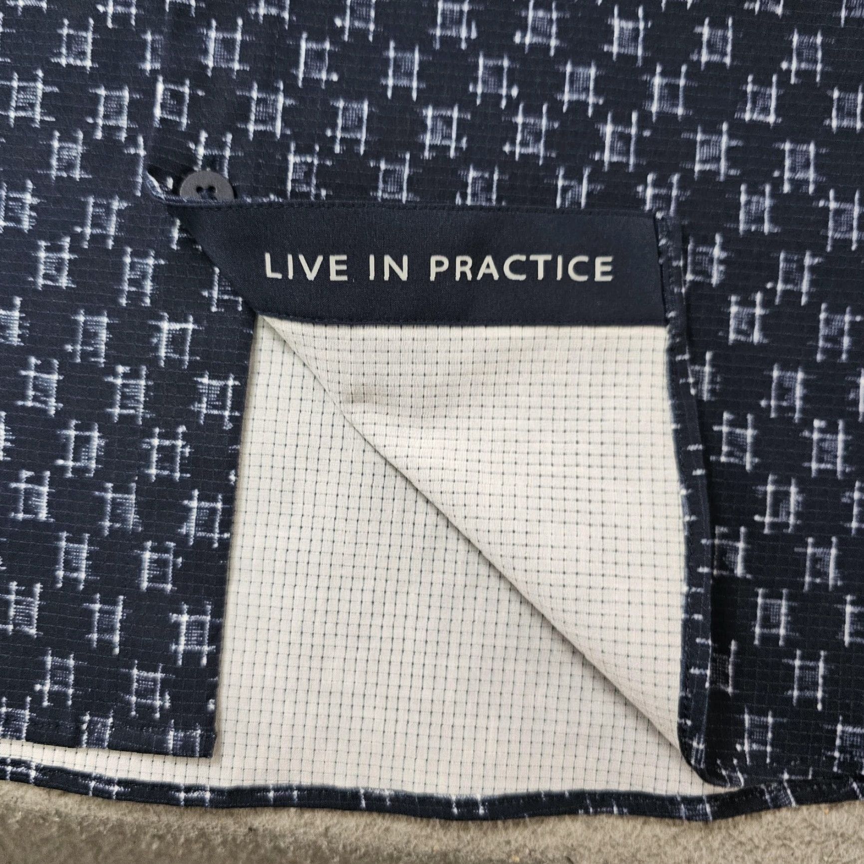 Lululemon Lululemon Shirt Mens Large Blue Geometric Short Sleeve Button Up Athletic Size US L / EU 52-54 / 3 - 4 Thumbnail