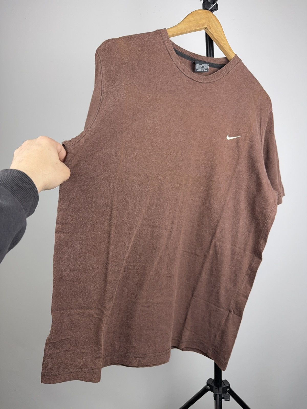 Nike Vintage 90s Nike Faded Mini Swoosh Brown T-Shirt Vintage Y2K Size US L / EU 52-54 / 3 - 3 Thumbnail