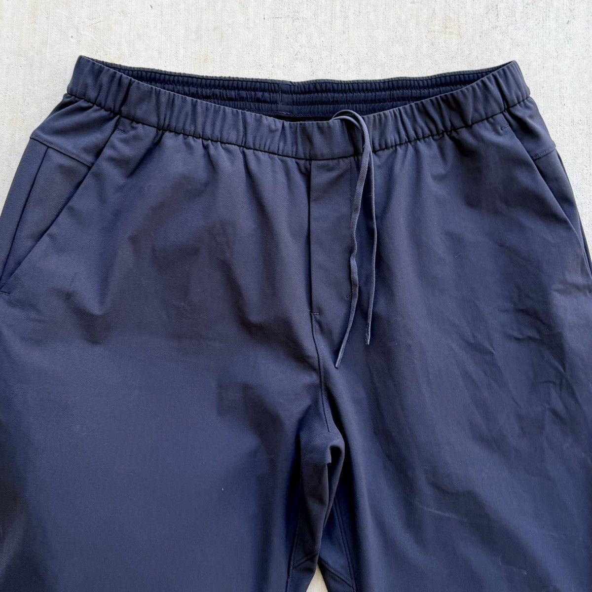 Lululemon Lululemon ABC Warpstreme Relaxed Fit Tapered Pull On Pants Size US 38 / EU 54 - 2 Thumbnail