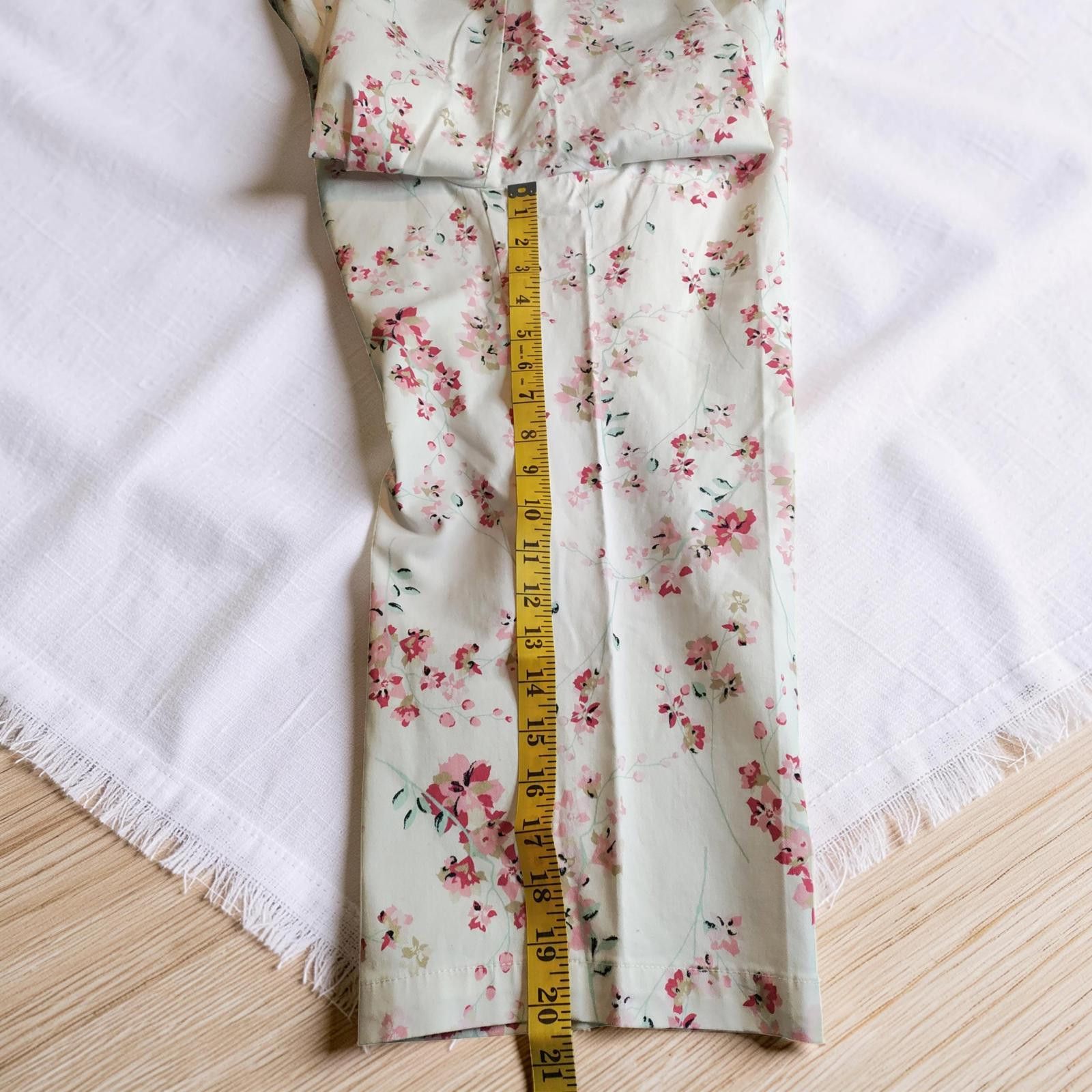 Croft & Barrow Croft & Barrow White Floral Patterned Capri Jeans Size 14 Size 34" / US 12 / IT 48 - 7 Thumbnail