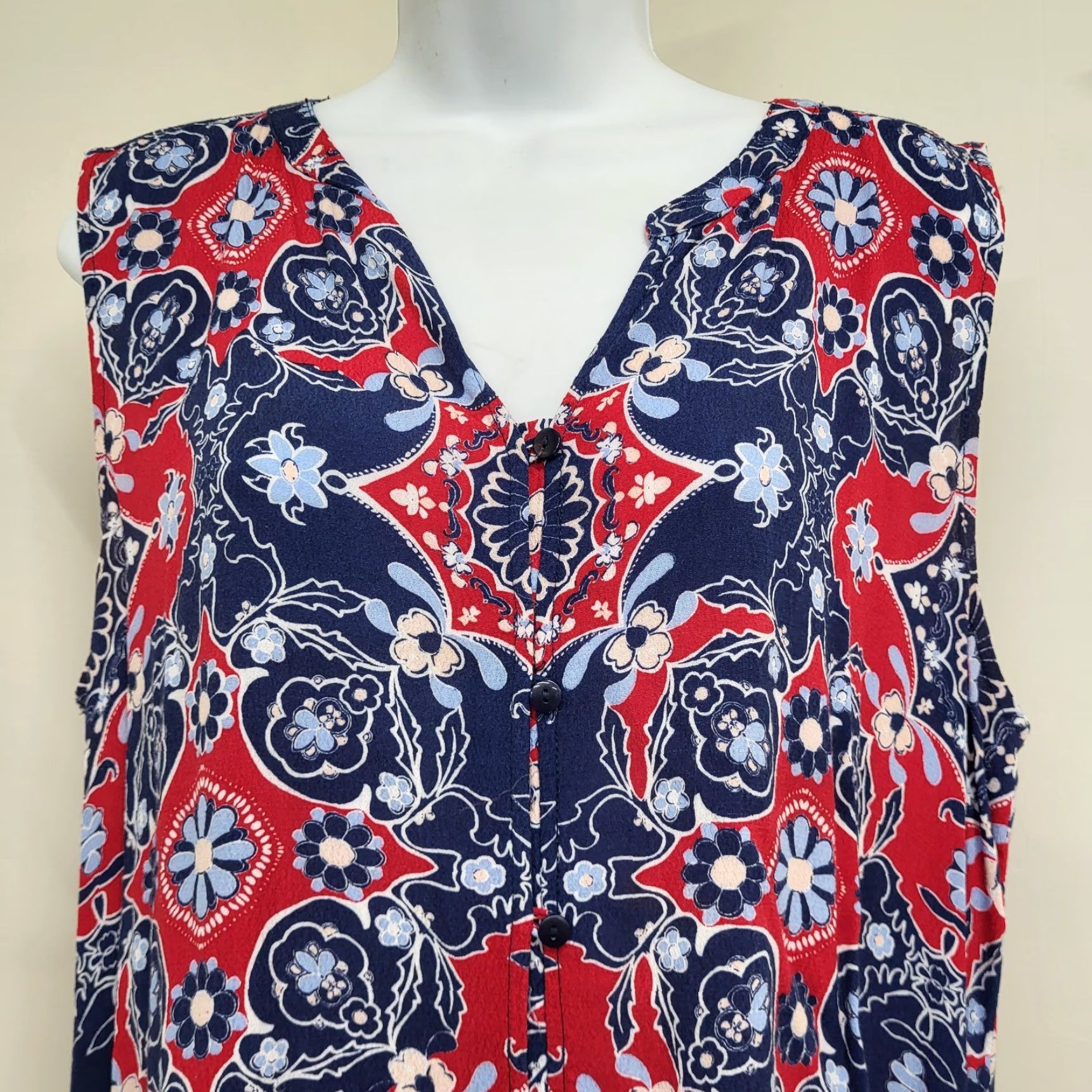 Liz Claiborne Liz Claiborne Blouse Sleeveless V-Neck Button Front Floral Multicolor M Women Shirt Top Size M / US 6-8 / IT 42-44 - 5 Thumbnail