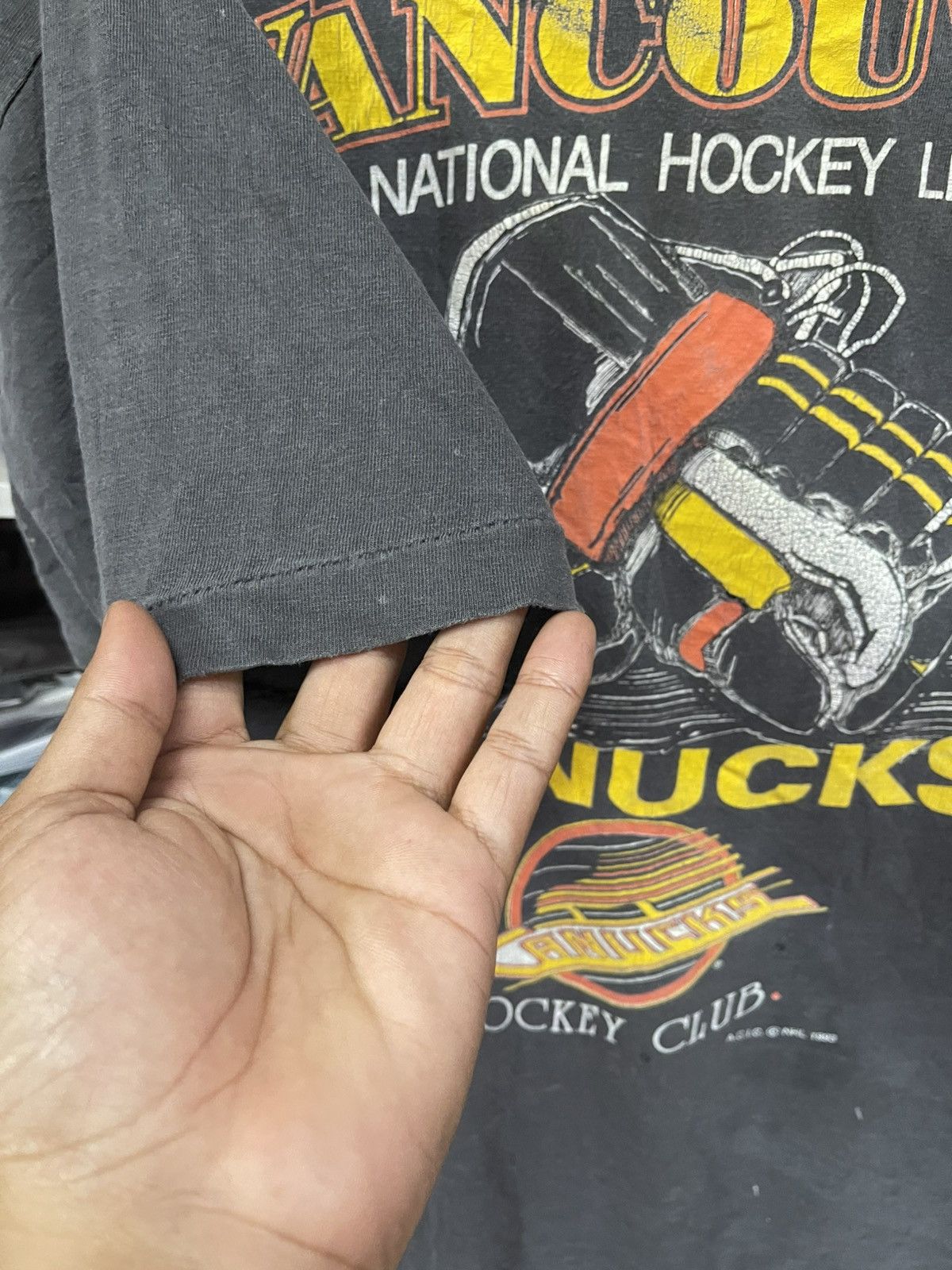 NHL Vintage 90's Distressed Vancouver Canucks Very Rare🔥🔥🔥 Size US XL / EU 56 / 4 - 5 Thumbnail
