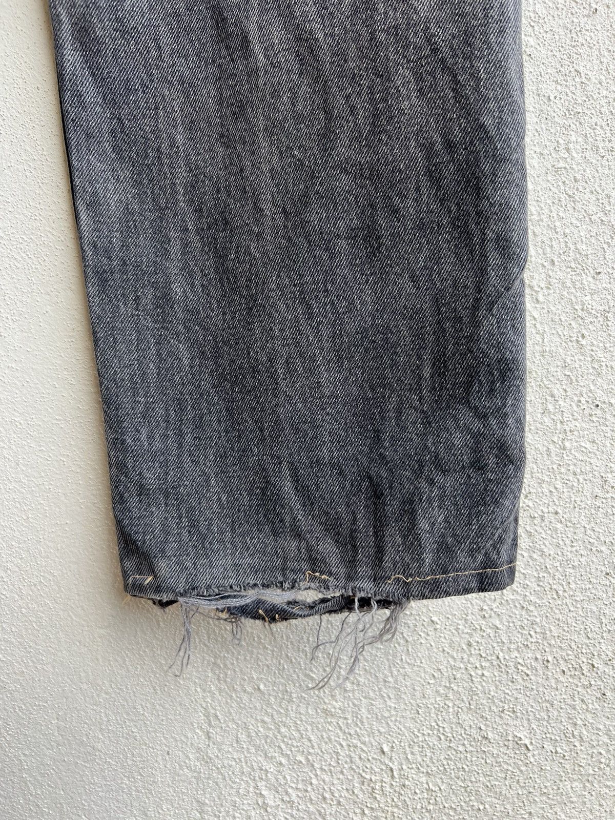 Levi's 1996 Levi’s 505 Orange Tab Fade Black Distress Denim Jeans Size US 35 - 22 Thumbnail