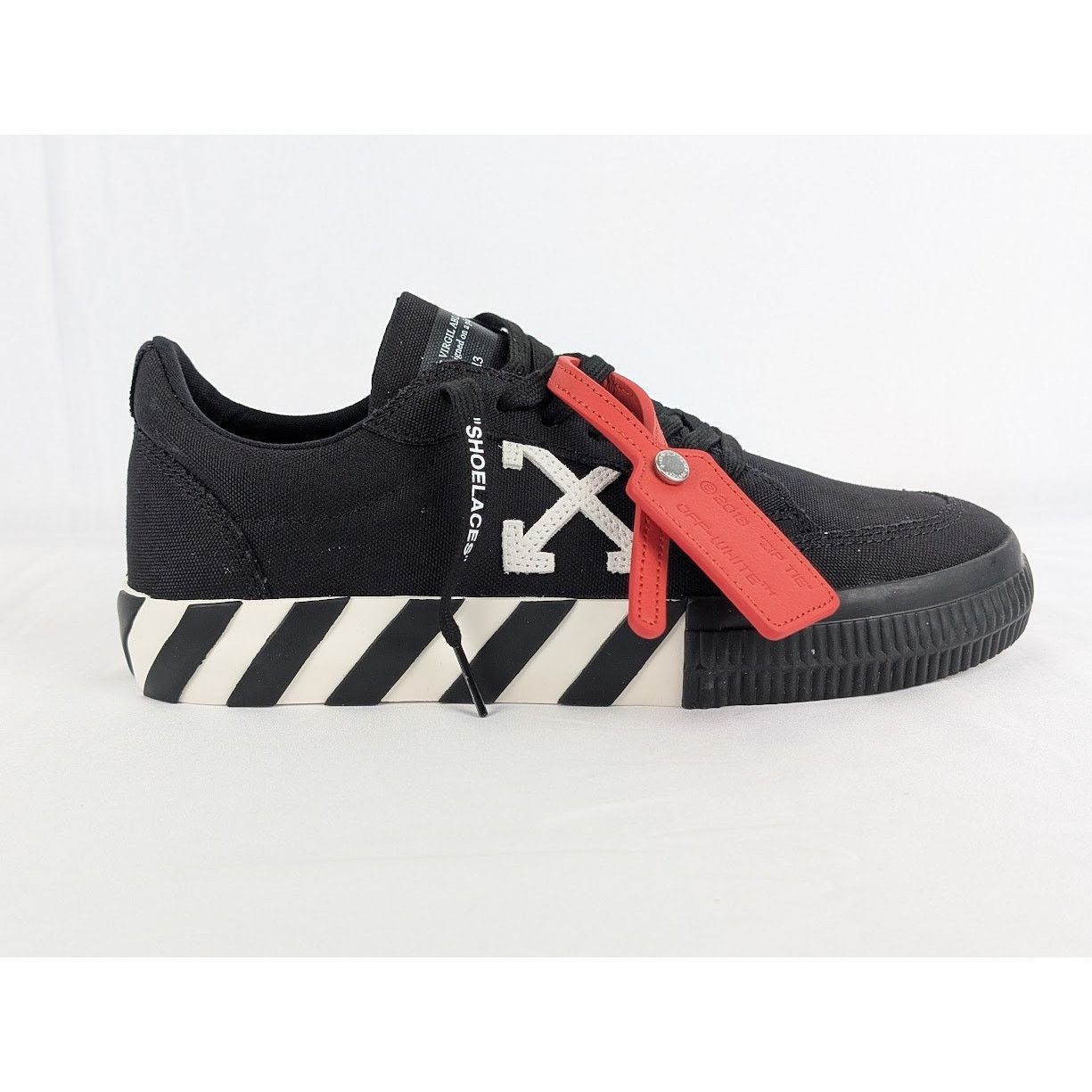 Off-White o1rshd1 Low Vulcanized Canvas Sneakers in White / Black Size US 5.5 / EU 38 - 1 Thumbnail
