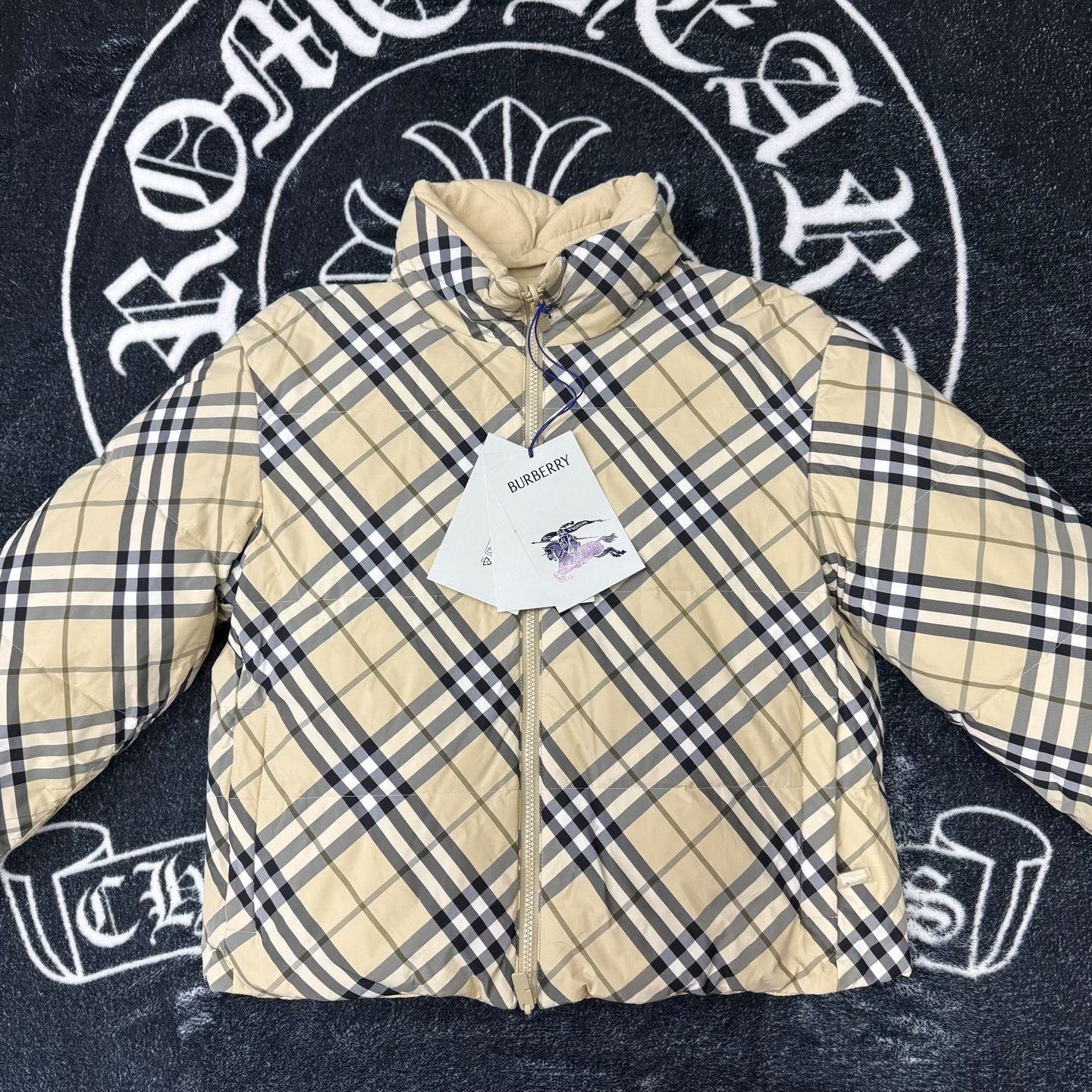 Burberry Burberry Down Plaid Down Jacket M Women Size M / US 6-8 / IT 42-44 - 1 Thumbnail