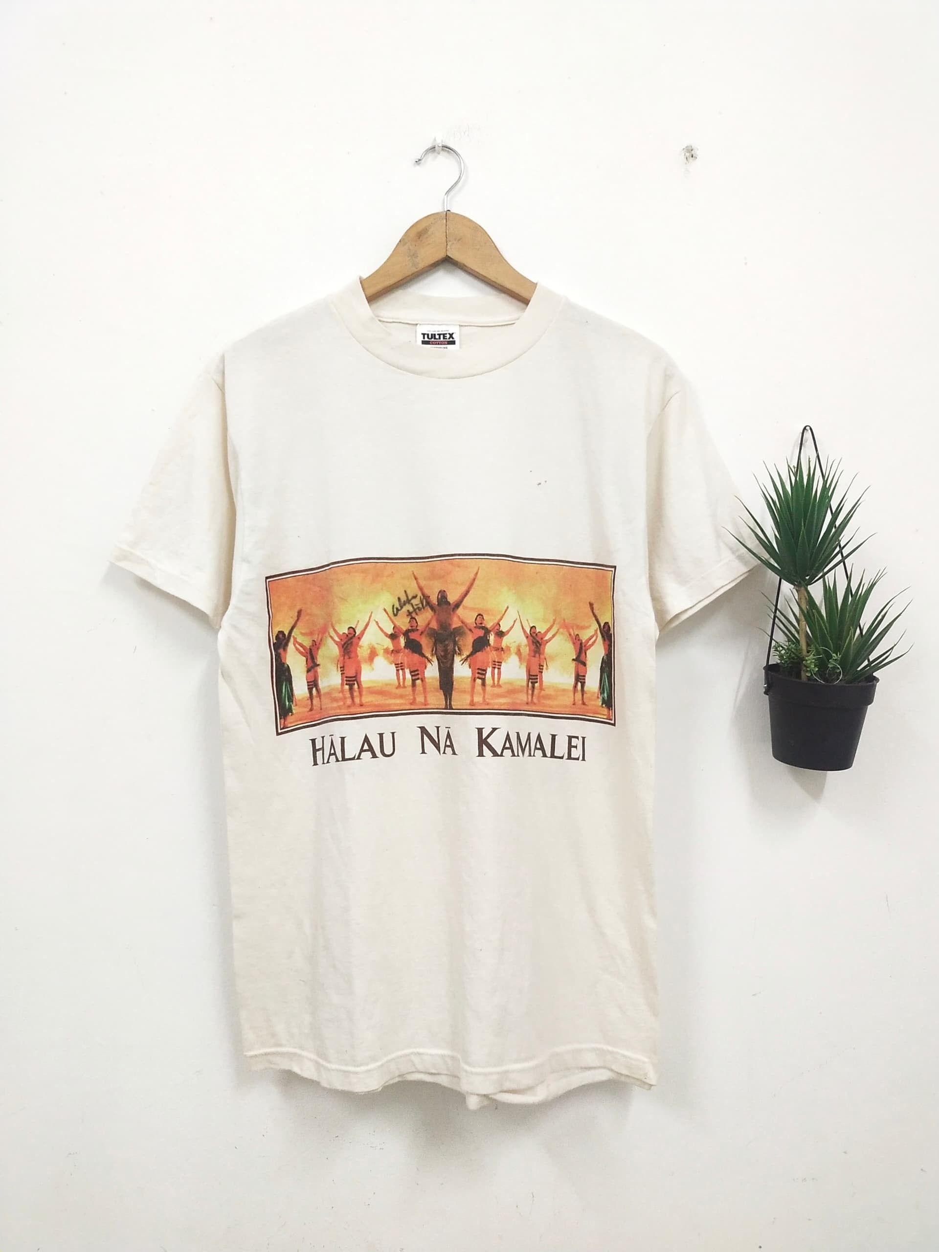 Band Tees Vintage 1997 Halau Na Kamalei band Group graphic tee Size US M / EU 48-50 / 2 - 1 Thumbnail