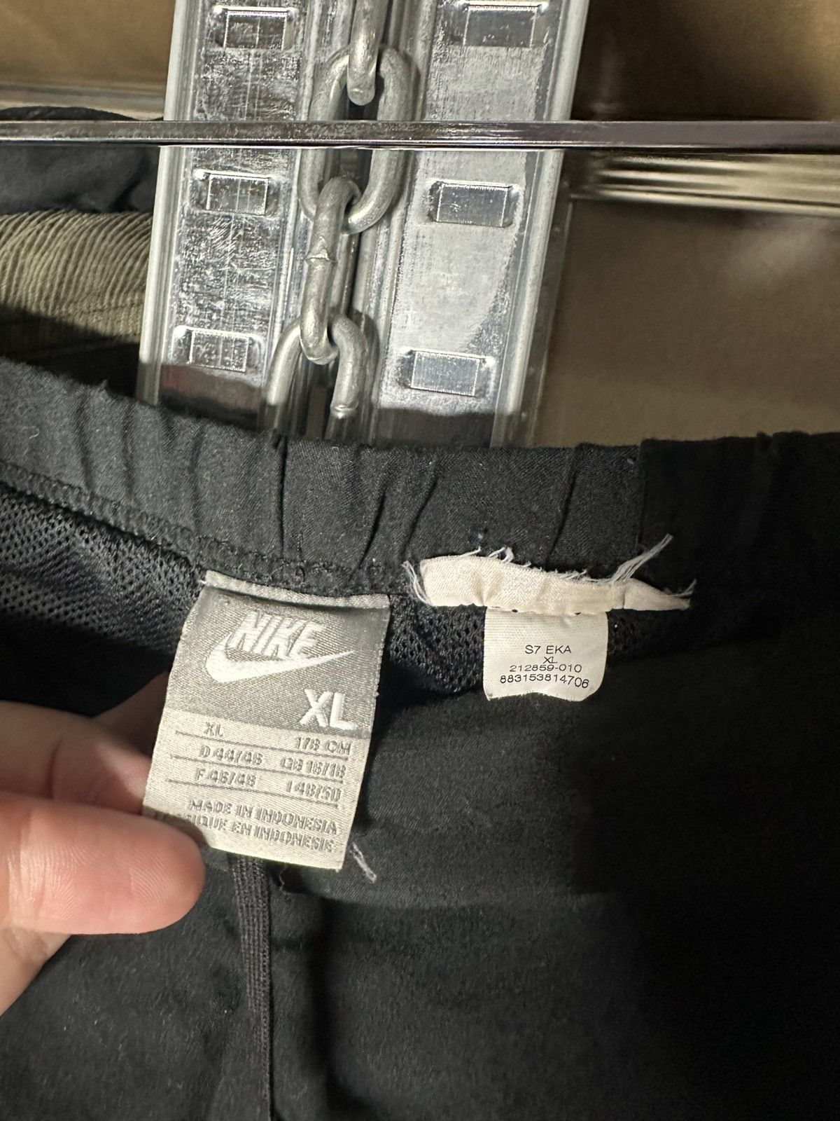 Nike Nike Track Pants Black XL Vintage Logo Zip Hem Trousers Size US 34 / EU 50 - 5 Thumbnail