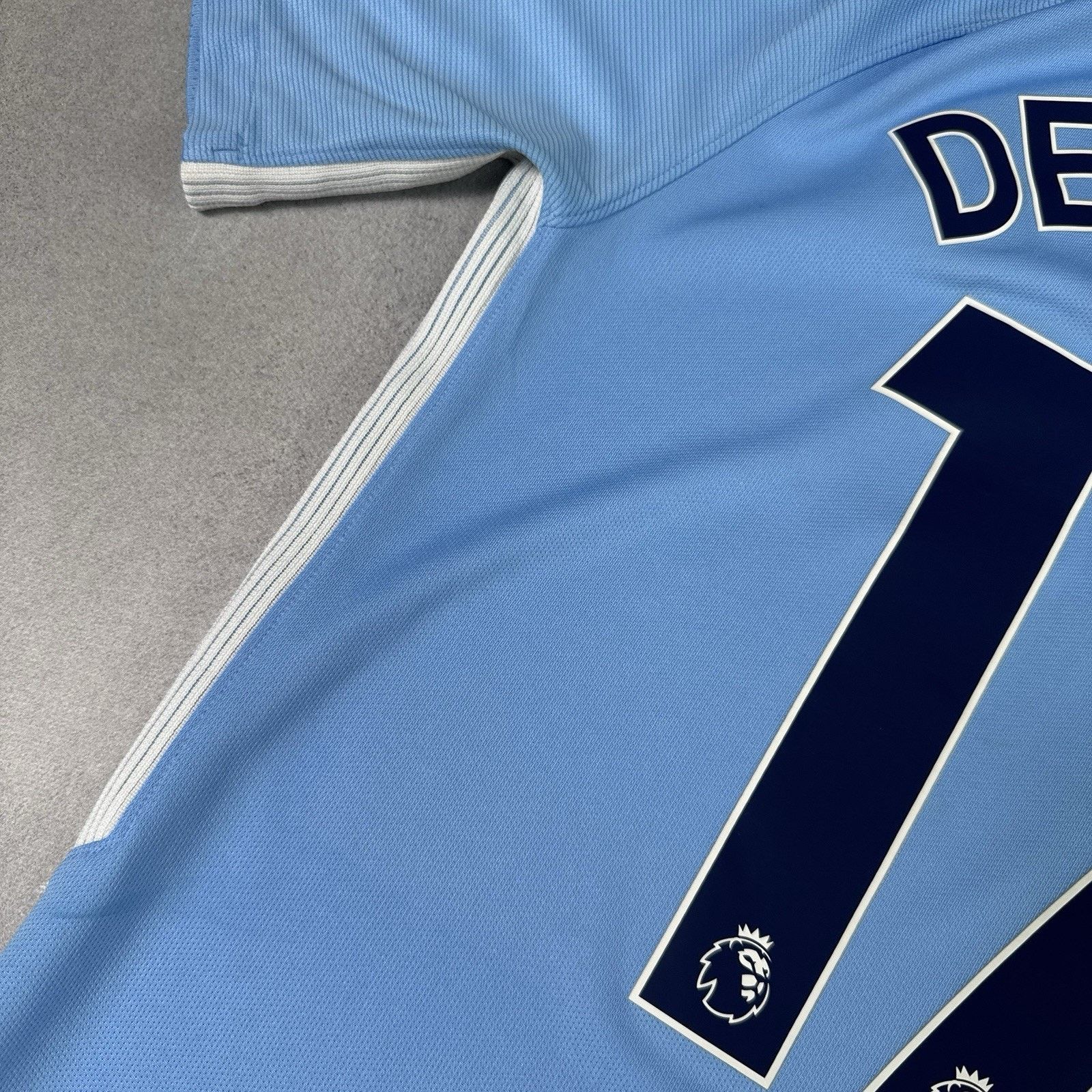 Nike Manchester City Nike 2017 2018 #17 De Bruyne Soccer Jersey Size US S / EU 44-46 / 1 - 17 Thumbnail