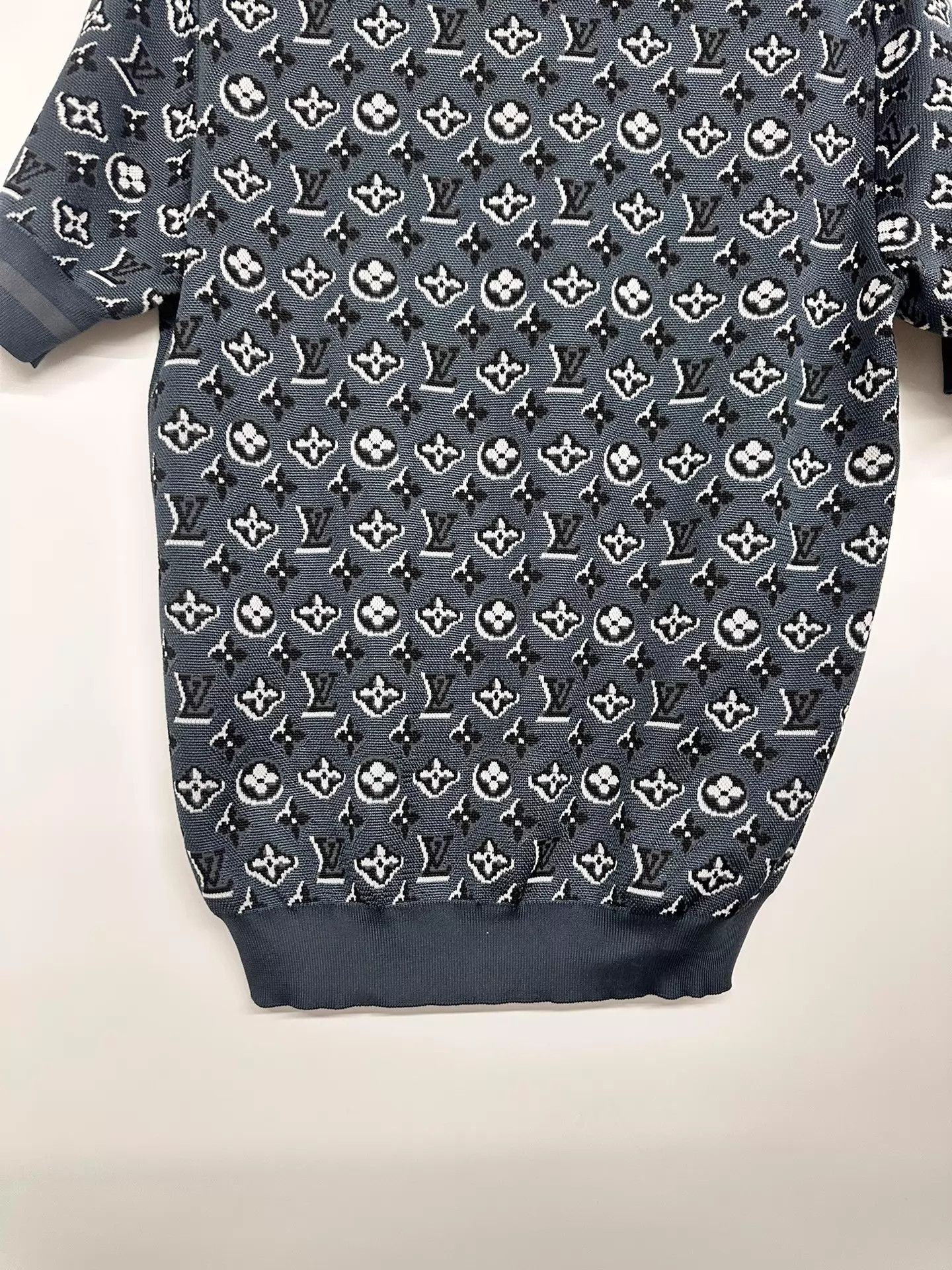 Louis Vuitton LV All Over Print Top M 39/92/59 Size M / US 6-8 / IT 42-44 - 4 Thumbnail