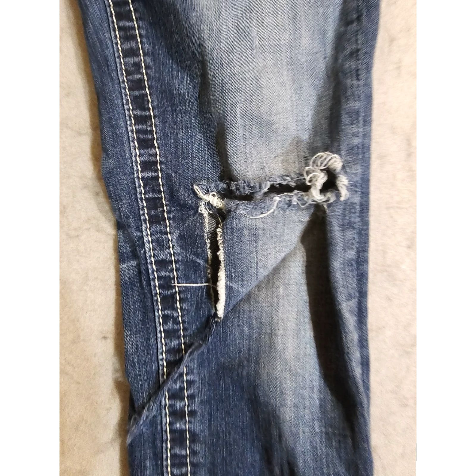 Miss Me Miss Me Signature "Standard Skinny" Medium Wash Denim Jeans Size 26 Inseam 31.5 Size 26" / US 2 / IT 38 - 7 Thumbnail