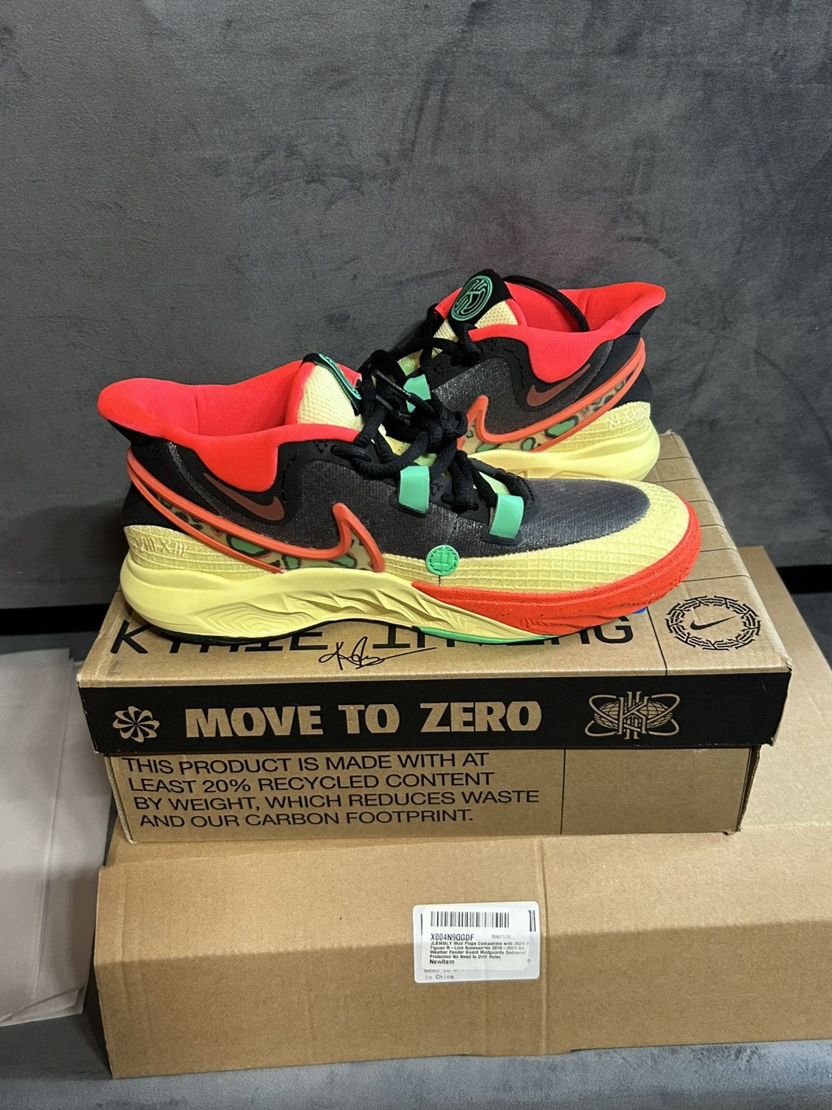 Nike Nike Kyrie 8 Go (GS) Black/Lemon Chiffon New in Box Size US 5.5 / EU 38 - 2 Thumbnail