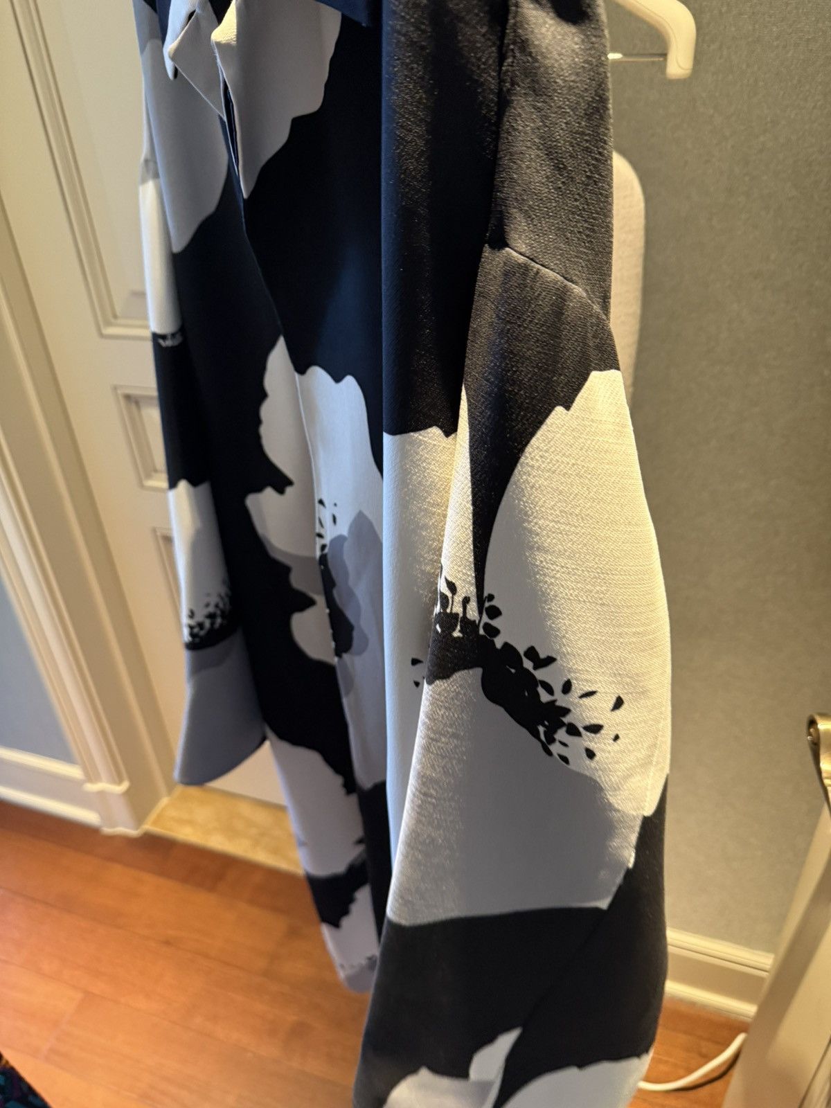 Valentino Flower portrait overcoat size 46 Size US S / EU 44-46 / 1 - 17 Thumbnail