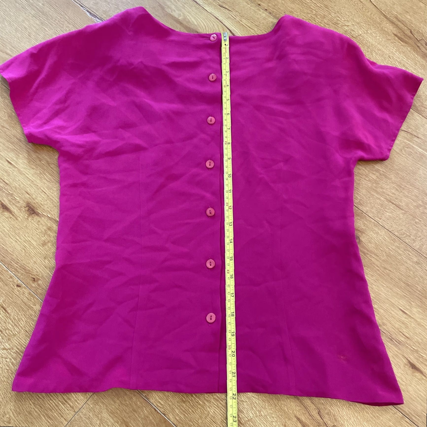 Vintage VINTAGE CLASSIQUES 100% Silk Fuchsia Pink Button Up Back Blouse XS Shoulder Pads Shirt Womens XS Short Sleeve Round Neck Lightweight Dry Clean Only Size XS / US 0-2 / IT 36-38 - 6 Thumbnail