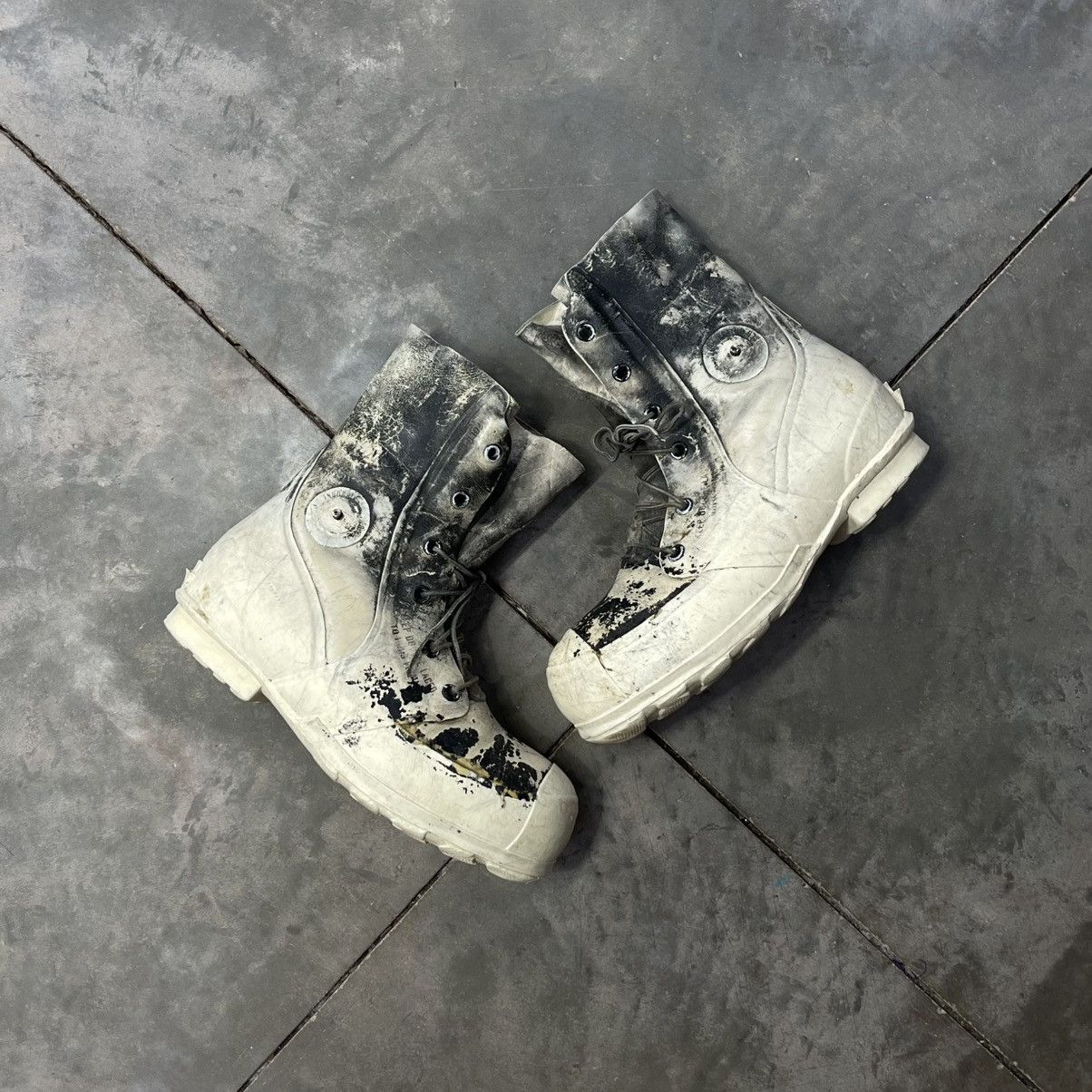 Vintage Vintage Military Bunny Boots Distressed White / Black Size US 12 / EU 45 - 1 Thumbnail