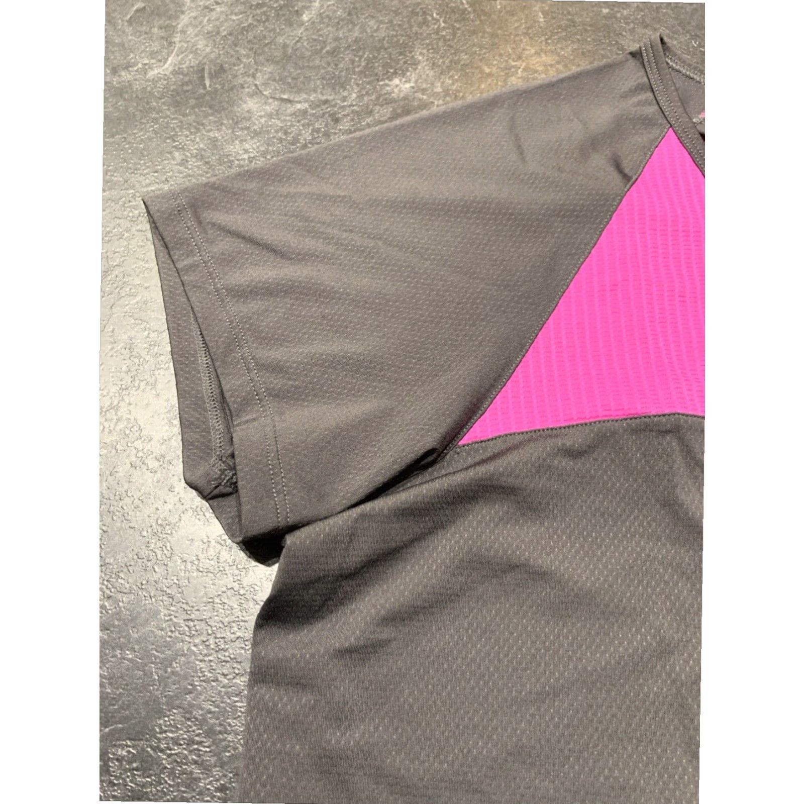 Under Armour VINTAGE Under Armour Gray Purple Women's XL Short Sleeve Workout Heat Gear Shirt Size XL / US 12-14 / IT 48-50 - 5 Thumbnail