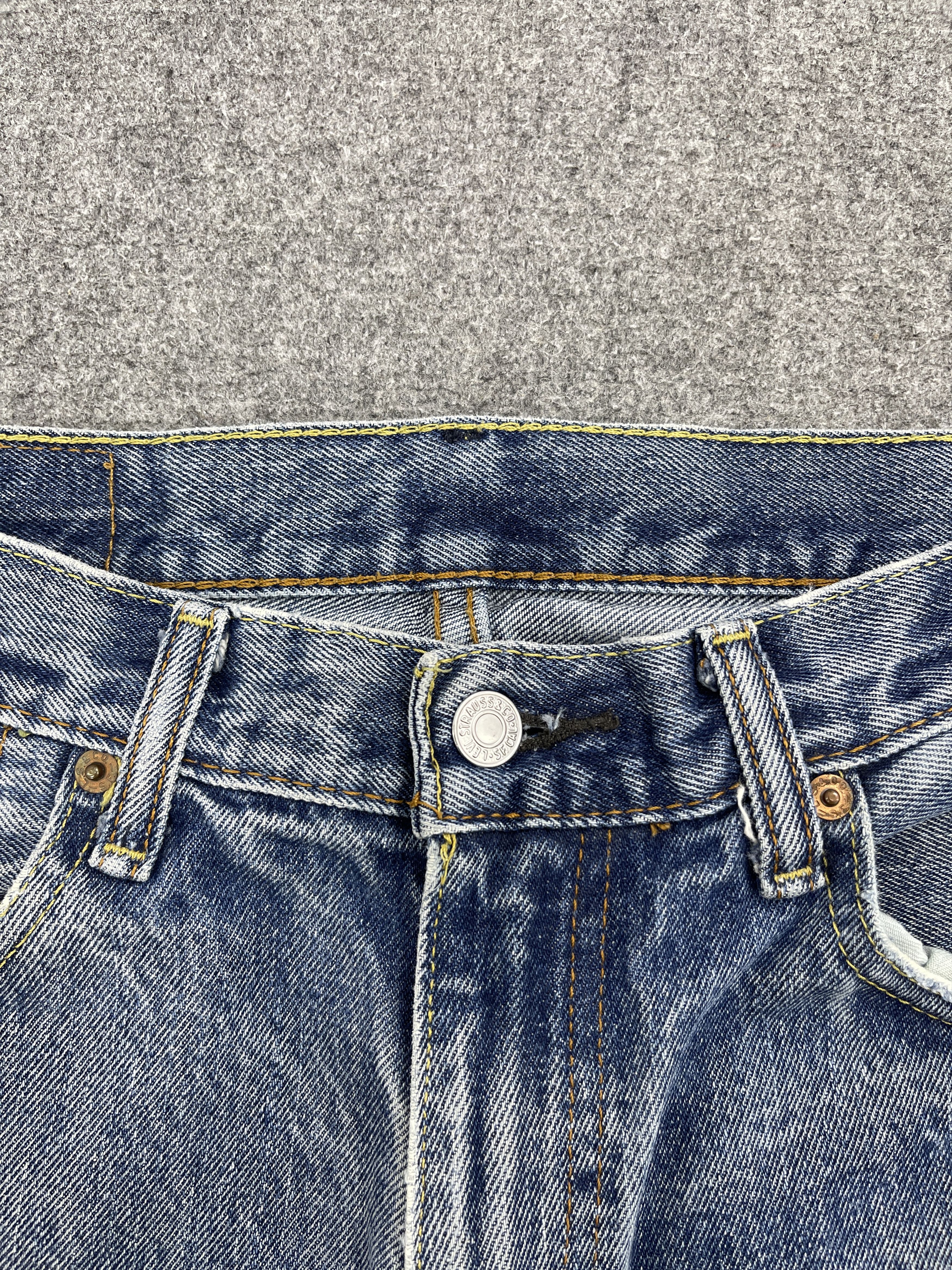Levi's Distressed Faded Blue Vintage Levis 560 Jeans DP2555 Size US 31 - 11 Thumbnail