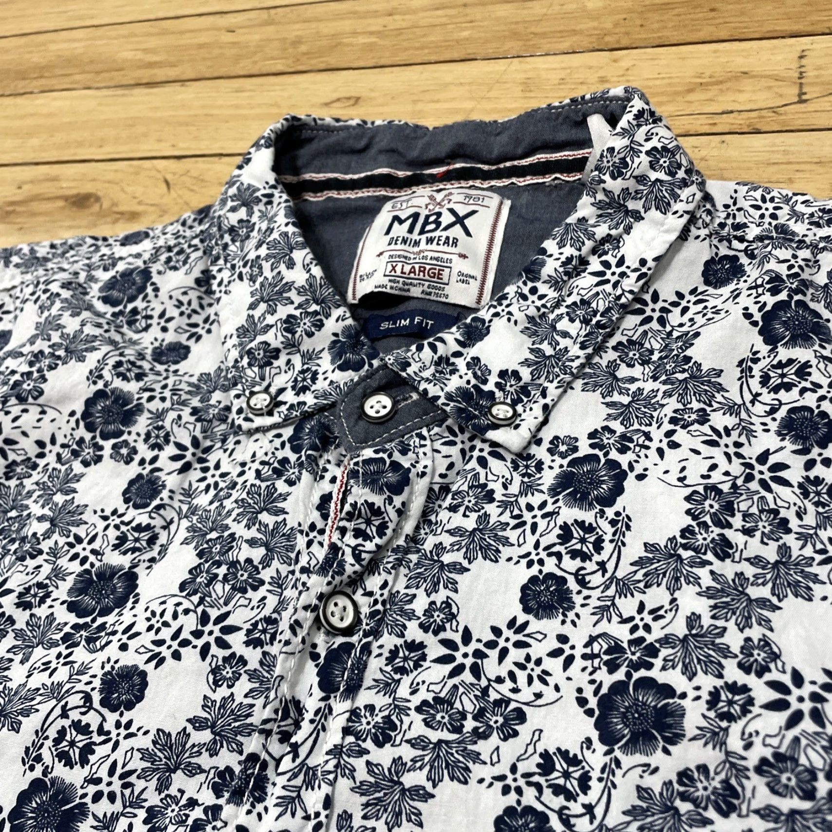 ALOHAS MBX DENIM WEAR Men's Shirt XL Slim Floral Blue White Button Up Red Trim Button-Up Short Sleeve Collared Denim Cotton Casual Modern Colorful 90s? Size US XL / EU 56 / 4 - 5 Thumbnail