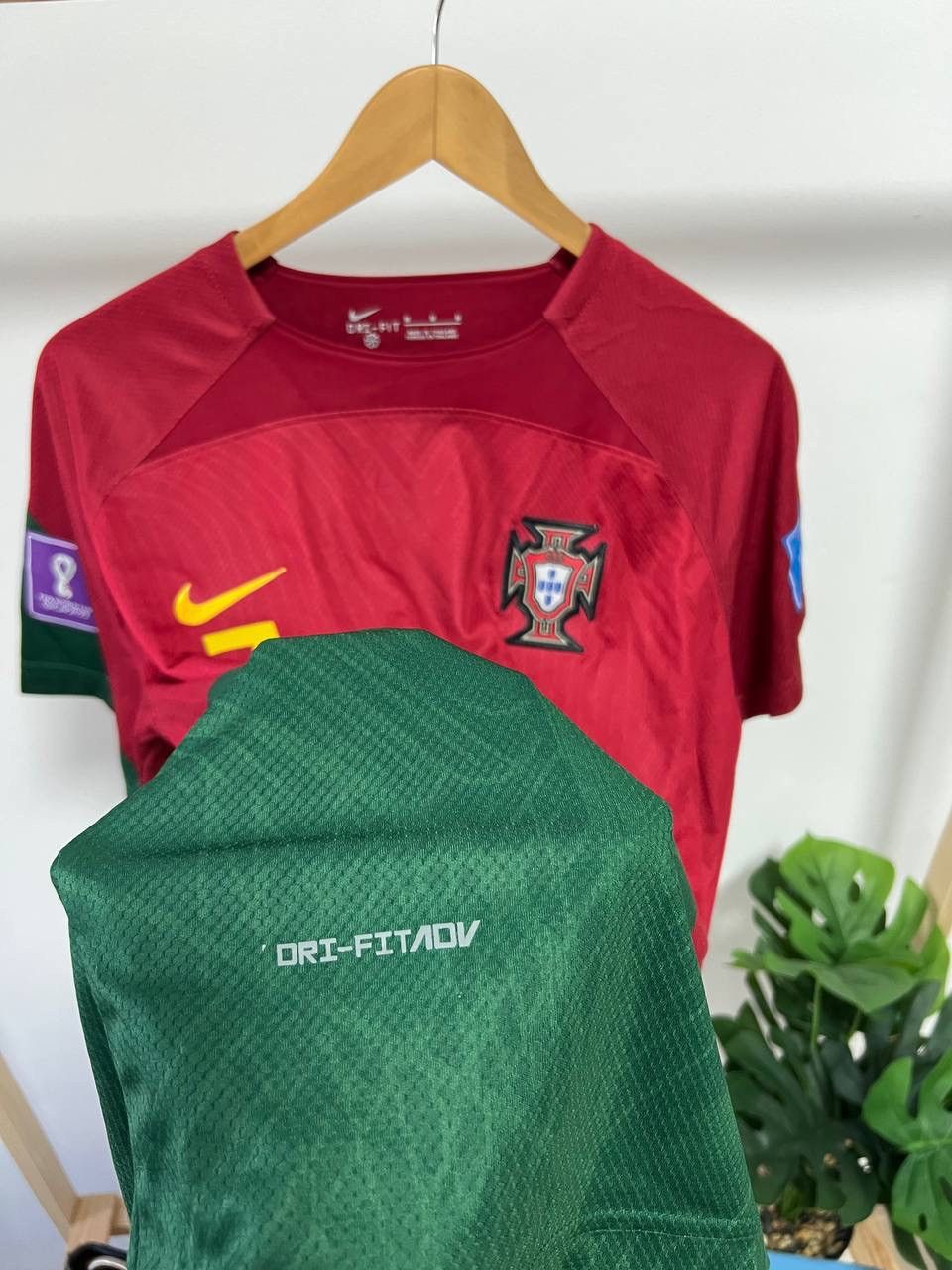 Nike NIKE PORTUGAL #7 RONALDO AWAY SOCCER JERSEY SZ M Size US M / EU 48-50 / 2 - 11 Thumbnail