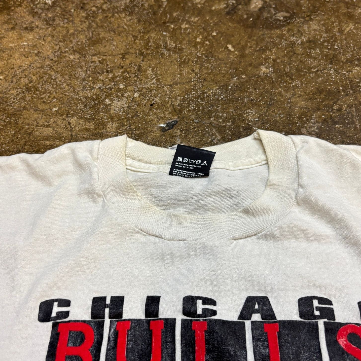 NBA × Vintage VTG 90s Chicago Bulls Back to Back World Champions Shirt XL Size US XL / EU 56 / 4 - 11 Thumbnail