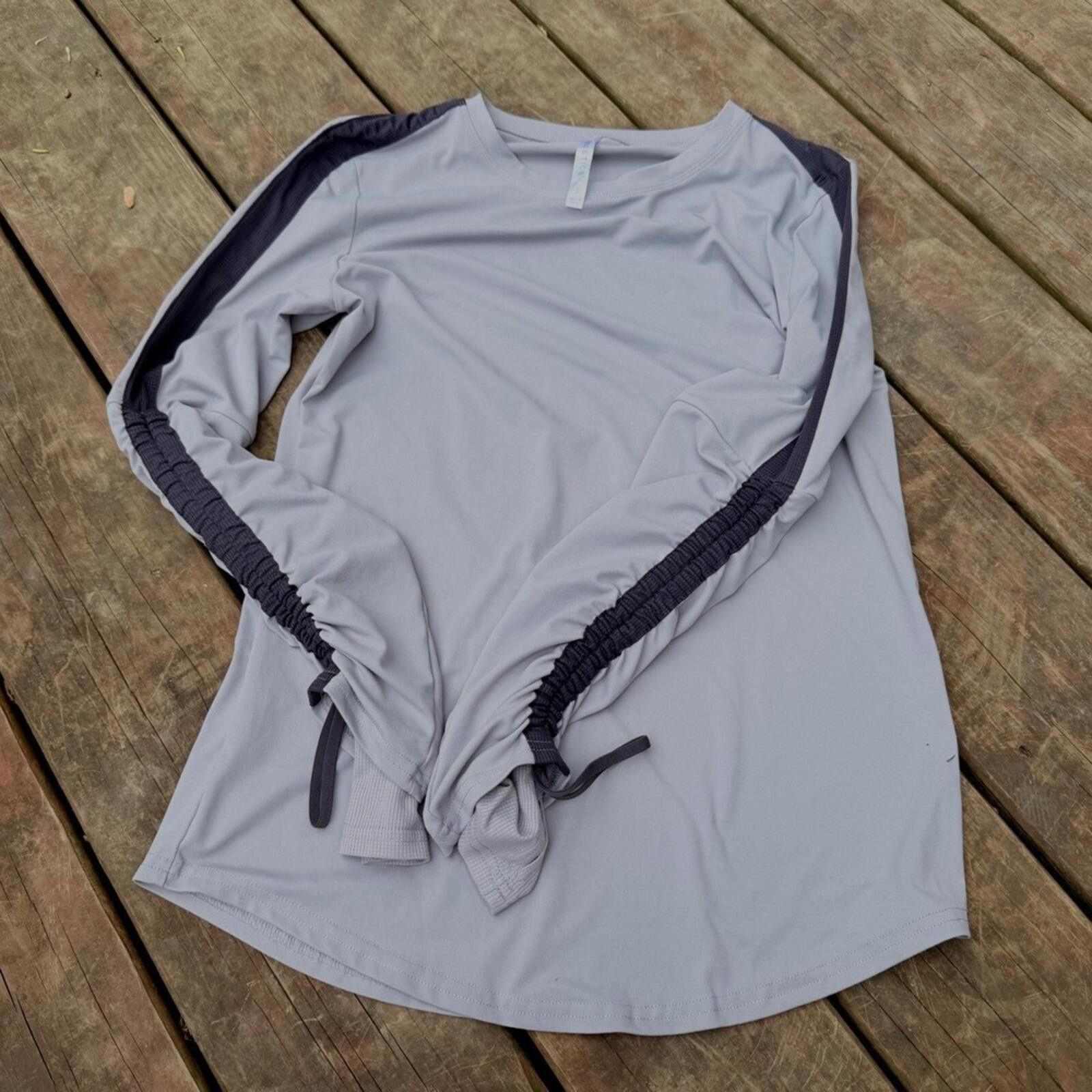 Fabletics Fabletics Womens Long Sleeve Active Top Grey Ruched Size S / US 4 / IT 40 - 1 Thumbnail