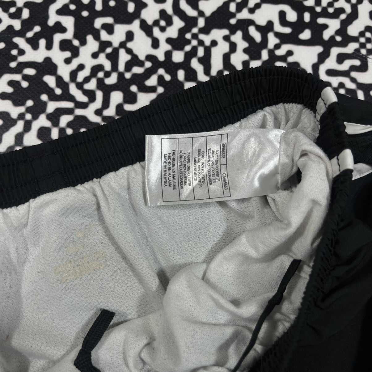 Nike Vintage Y2K Nike Swoosh Logo Retro Sport Style Casual Shorts Size US 31 - 7 Thumbnail