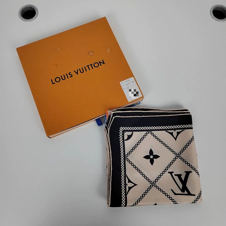 Louis Vuitton Louis Vuitton Beige rhombus print square towel Size ONE SIZE - 2 Thumbnail