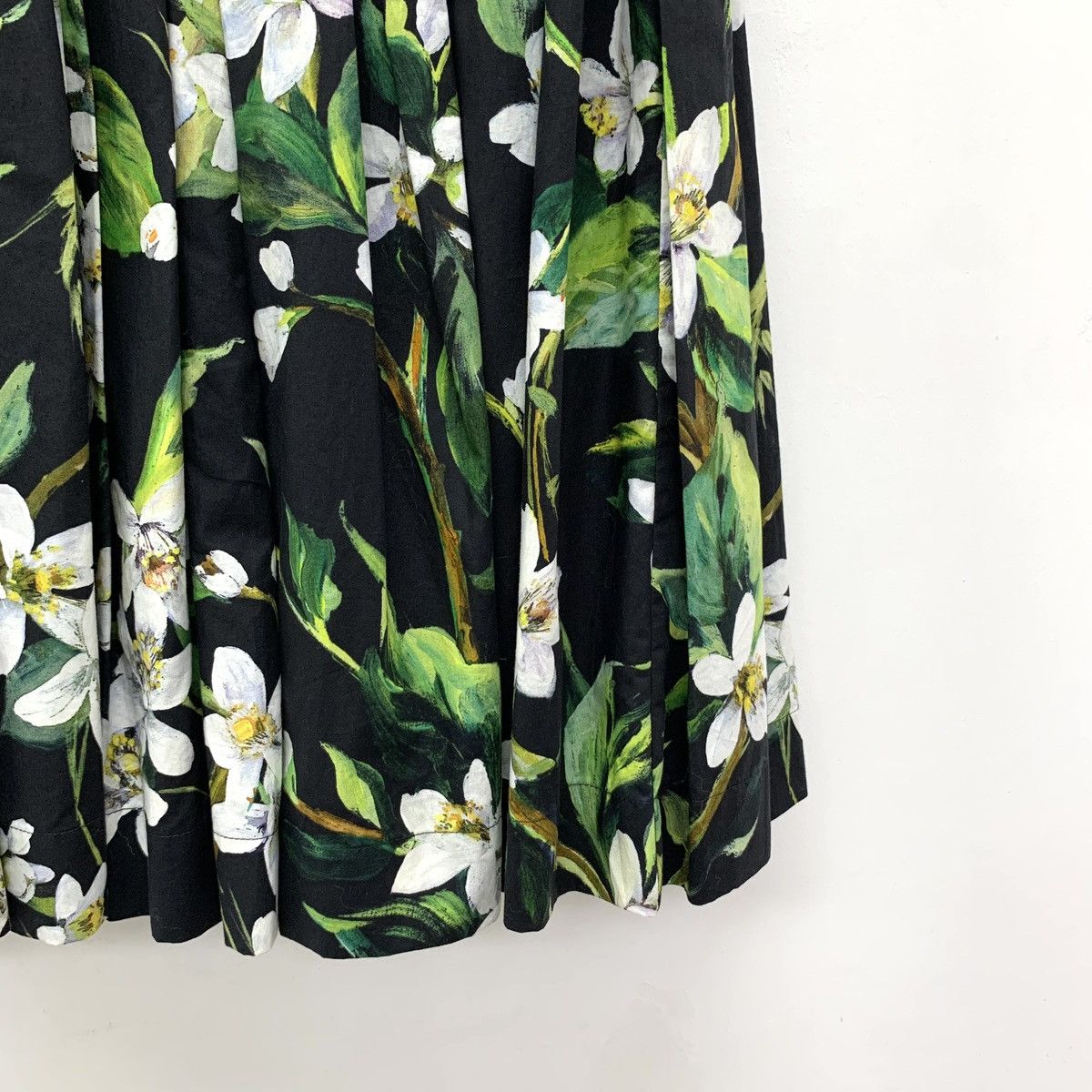 Dolce & Gabbana Dolce & Gabbana All-over Floral Print Mini Skirt K26WX Size 26" / US 2 / IT 38 - 4 Thumbnail