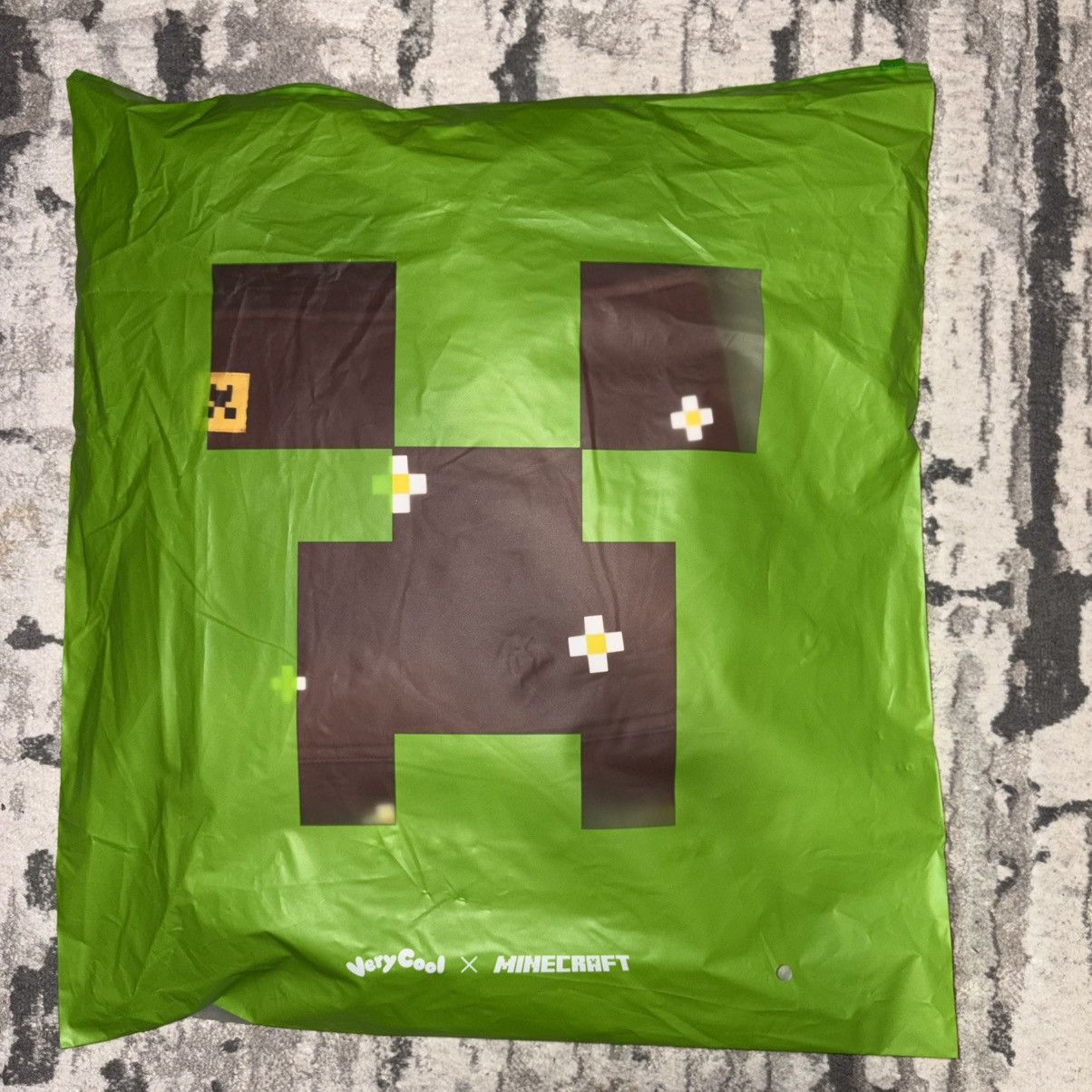 Cool Shirtz The Bee Hoodie | Very Cool x Minecraft Size US M / EU 48-50 / 2 - 4 Thumbnail