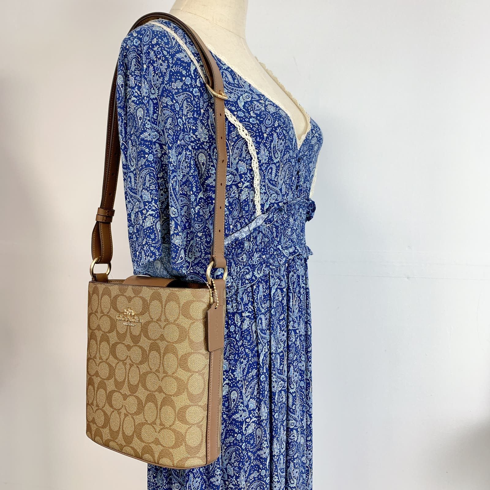 image of Coach Cr154 Sophie Bucket Bag In Signature Canvas In Khaki in Brown, Women's