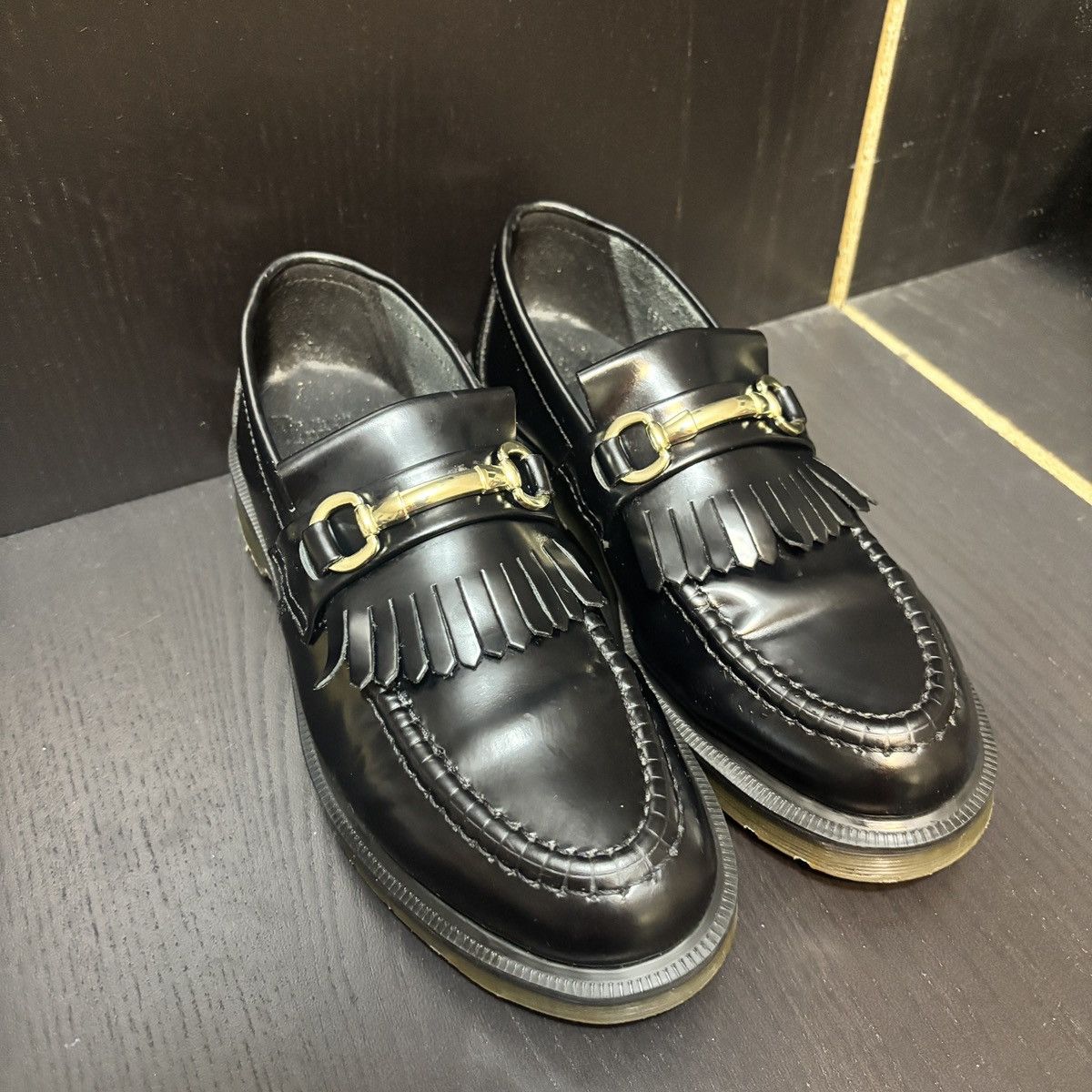 赤井motorola razr 5G SIMフリー　モトローラ　レーザー モトローラ「razr 5G」本日発売、SIMフリー版とソフトバンク版