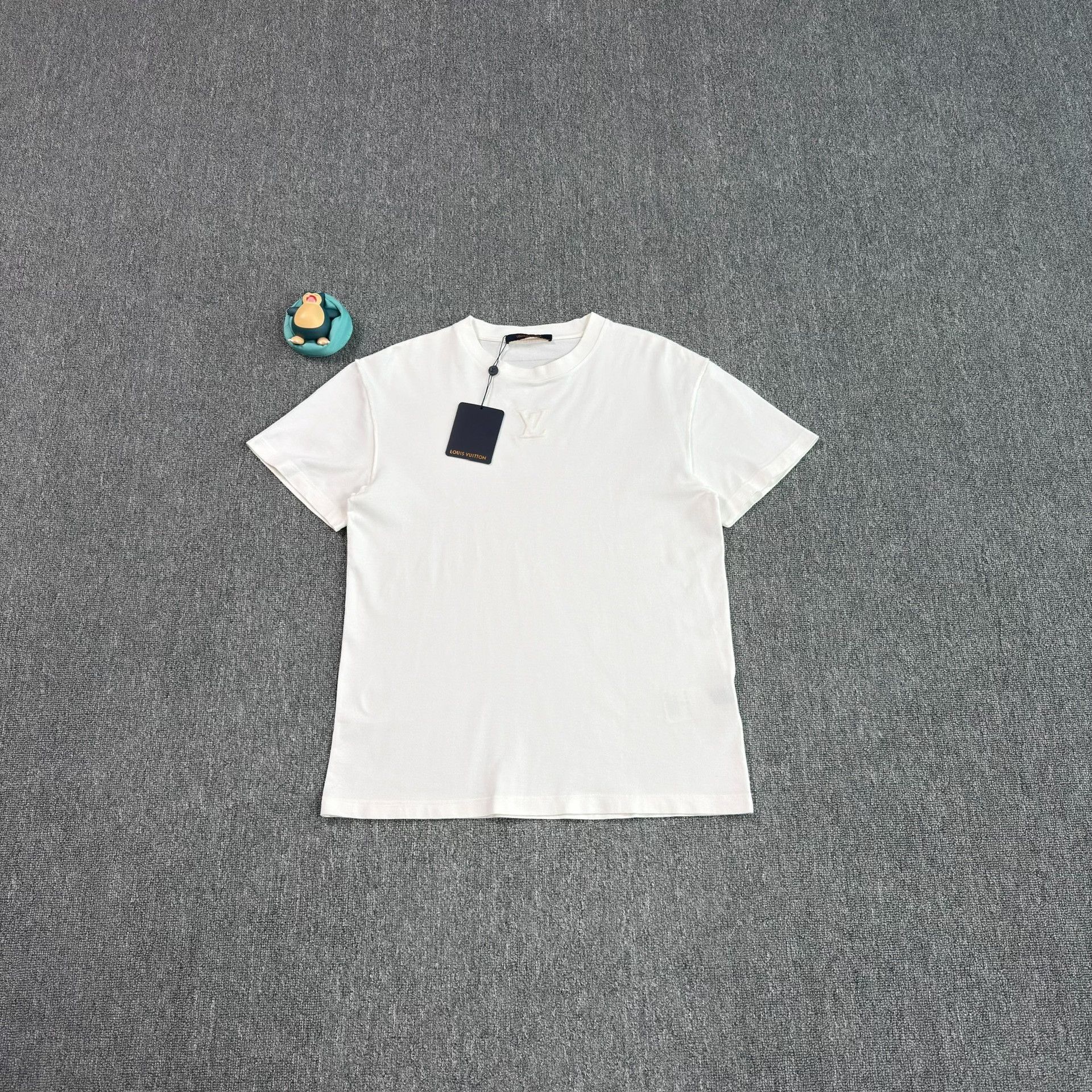 Louis Vuitton Louis Vuitton Embossed LV Logo T-Shirt S Size US S / EU 44-46 / 1 - 1 Thumbnail