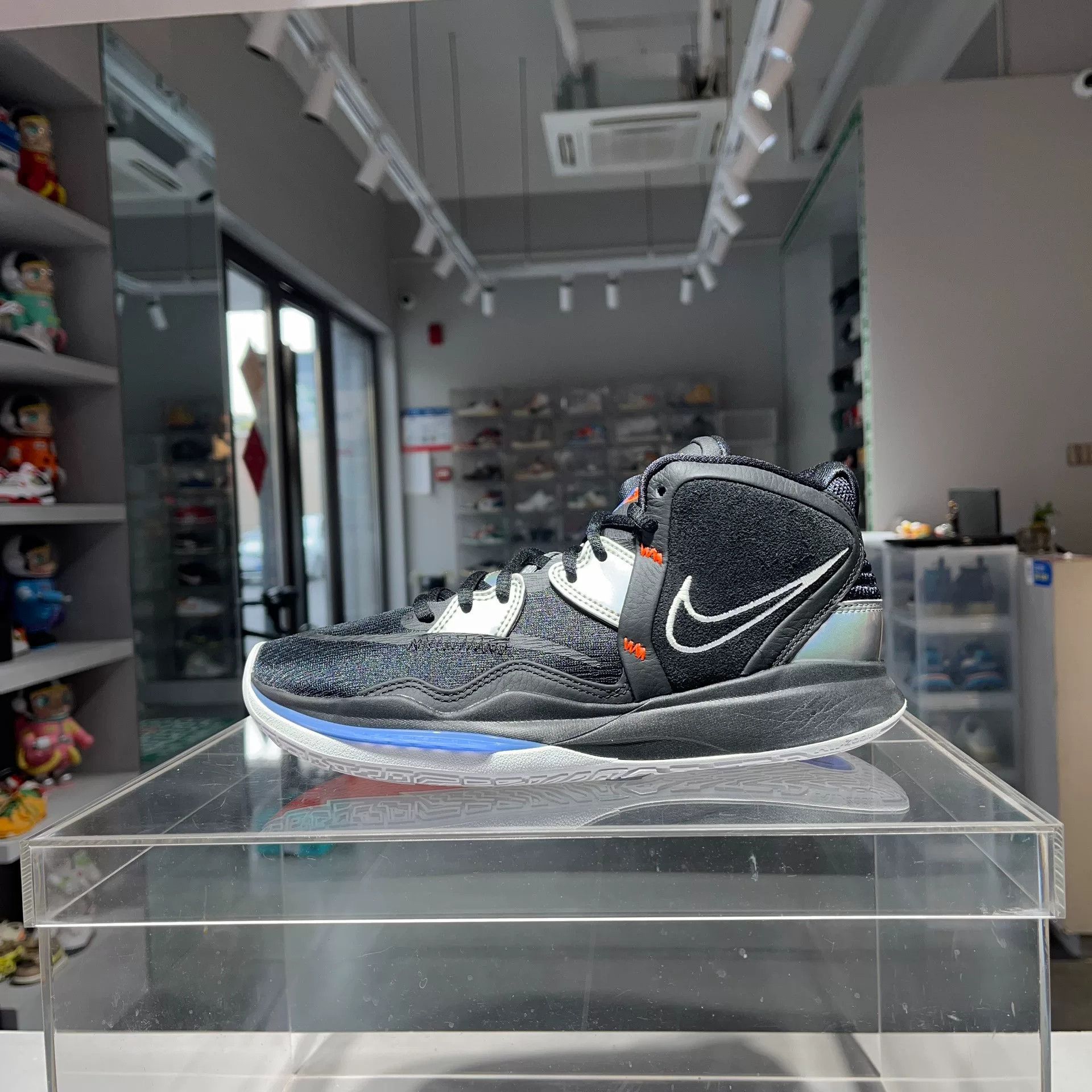Nike Nike KYRIE Lowtop Sneakers 7.5 Men Size US 7.5 / EU 40-41 - 1 Thumbnail