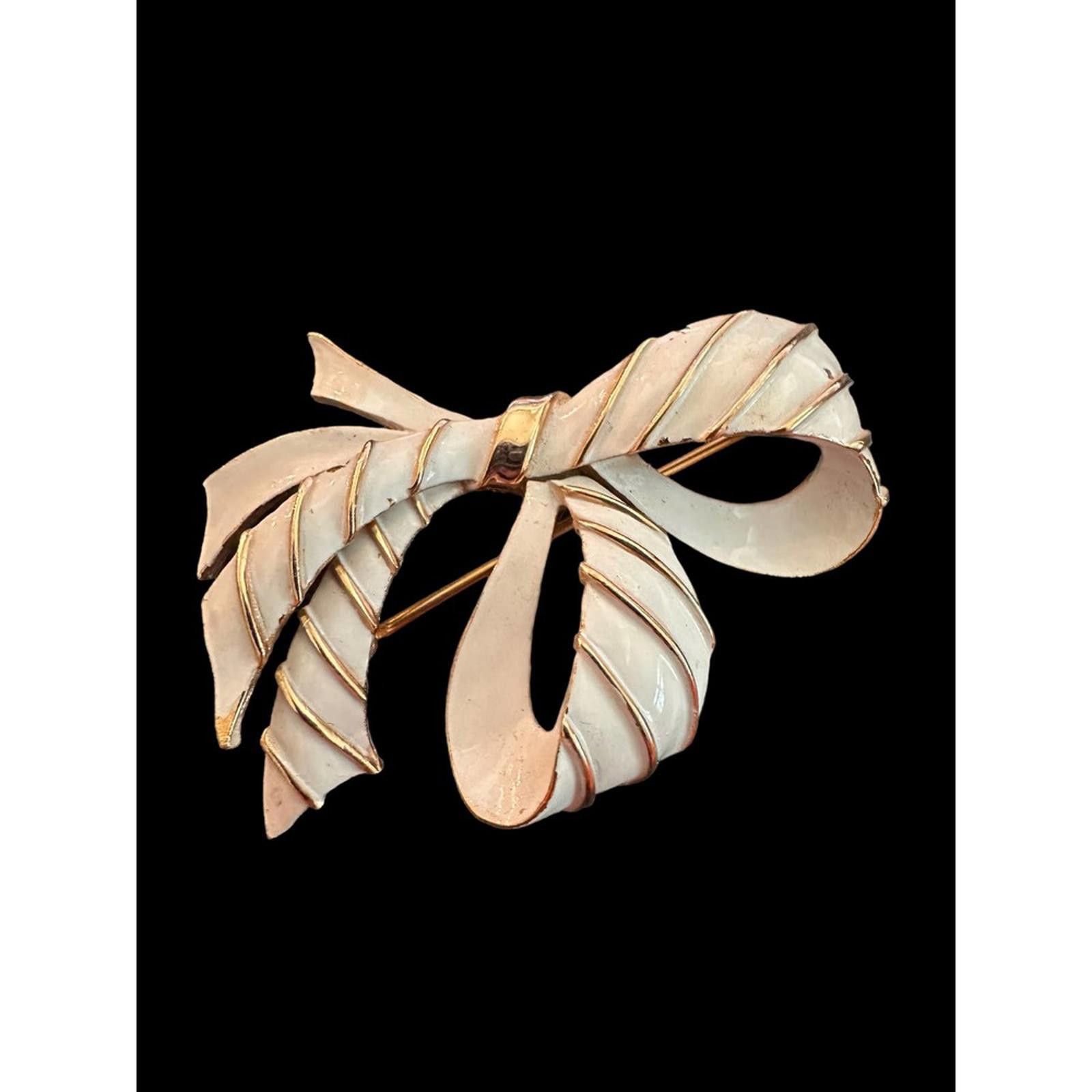 Designer Vintage Trifari White & Gold Tone Striped Bow Brooch Size ONE SIZE - 4 Thumbnail