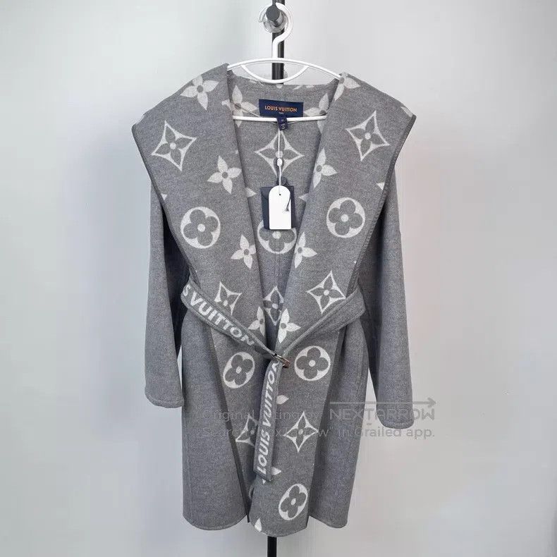 Louis Vuitton Louis Vuitton Long bathrobe coat in light grey with full p Size 4XL / US 24-26 - 1 Thumbnail