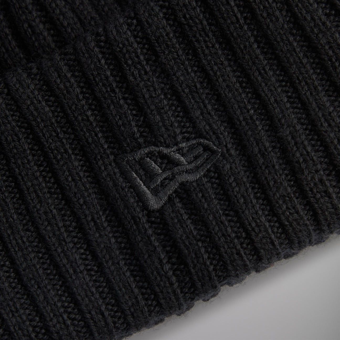 Kith × New Era Kith for the New York Knicks Midtown Logo Beanie in Black Size ONE SIZE - 5 Thumbnail