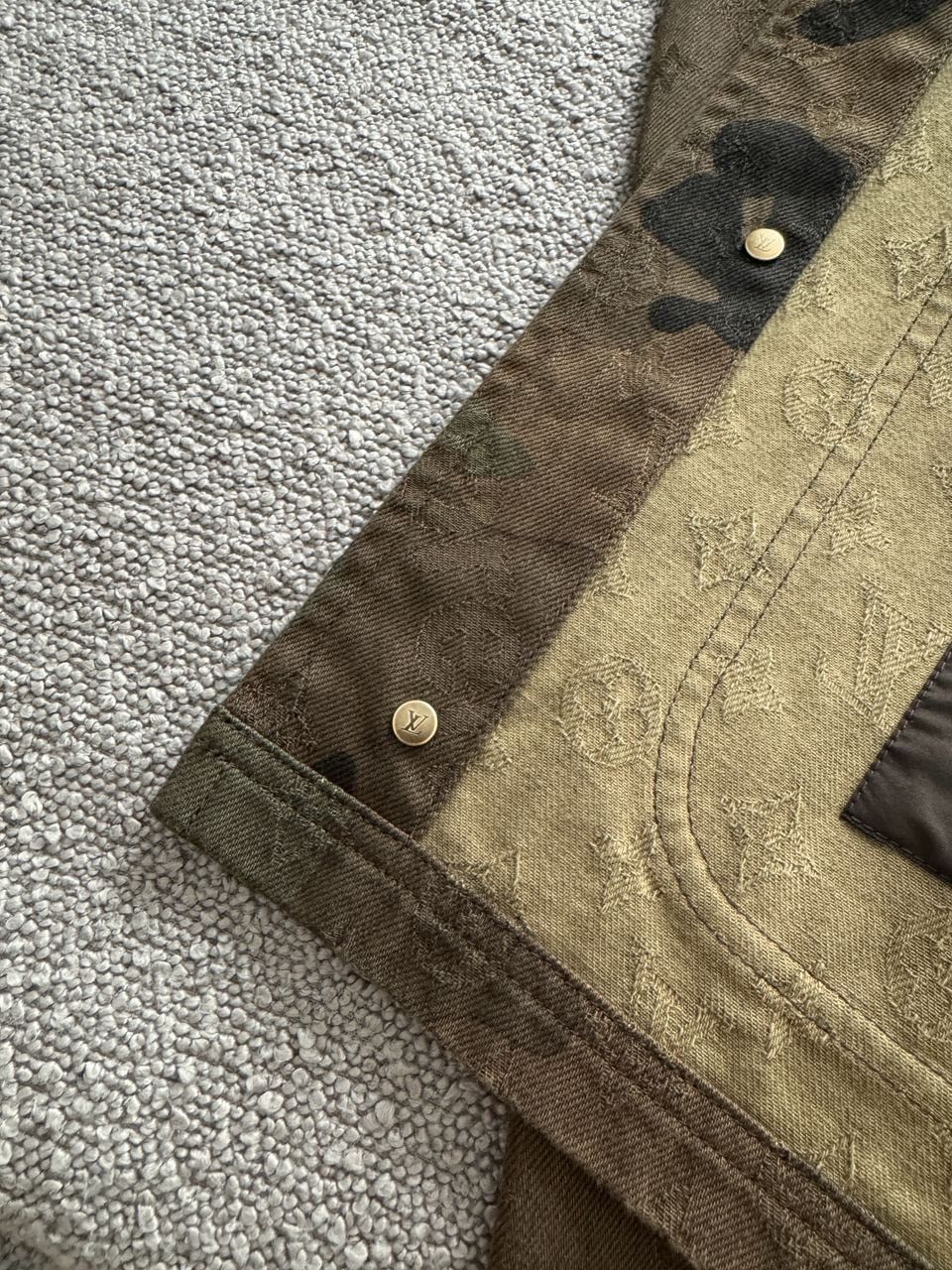 Louis Vuitton × Supreme LOUIS VUITTON x SUPREME CAMO MONOGRAM DENIM TRUCKER JACKET Size US S / EU 44-46 / 1 - 14 Thumbnail
