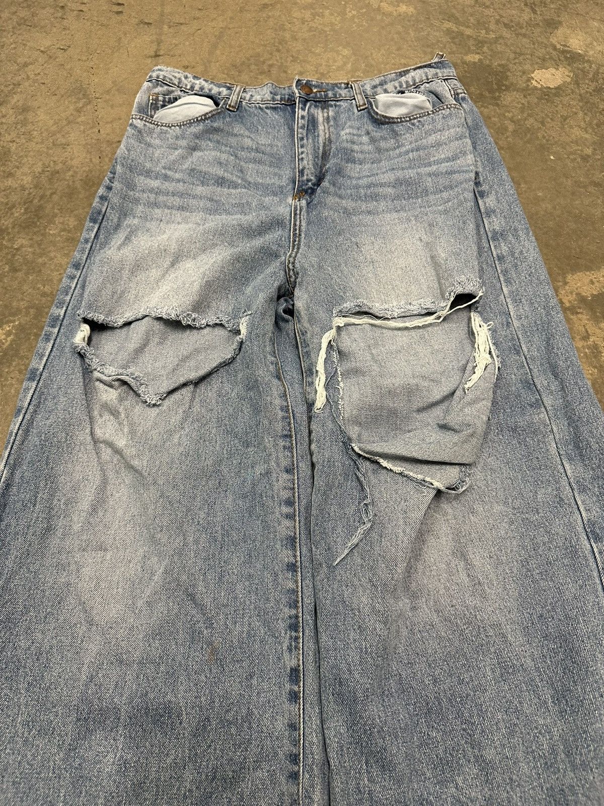 Japanese Brand Vintage Ultra Baggy Grunge Light Wash Denim Size 32 Size US 32 / EU 48 - 3 Thumbnail