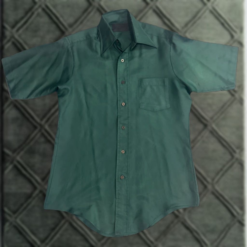 Van Heusen VINTAGE Van Heusen Hampshire House Green Satin Button-Up Shirt L 15 Unisex Adults 70s Short Sleeve Mens Womens Size US L / EU 52-54 / 3 - 1 Thumbnail