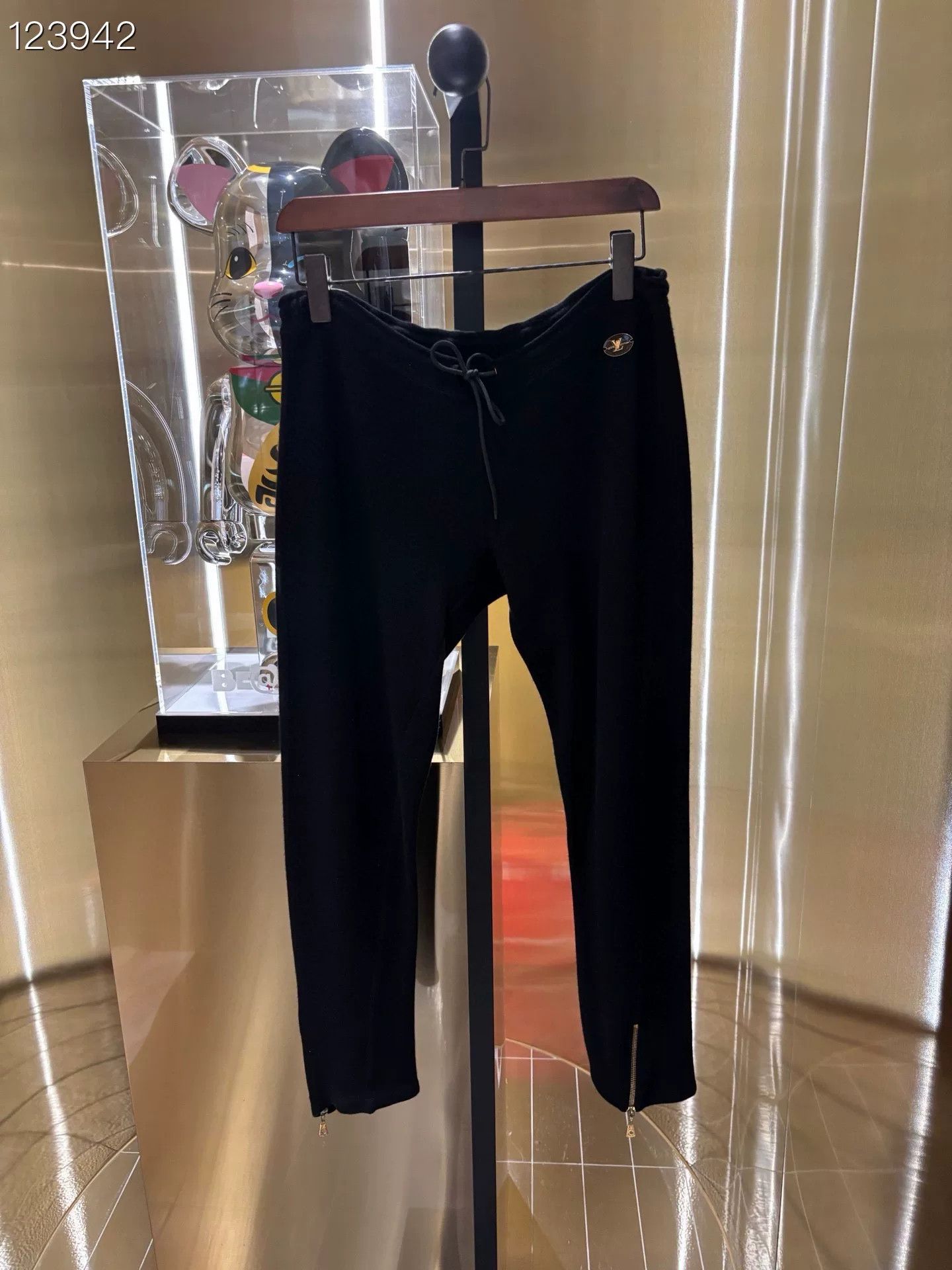 Louis Vuitton Louis Vuitton Black Cashmere Casual Pants Size US 30 / EU 46 - 1 Thumbnail