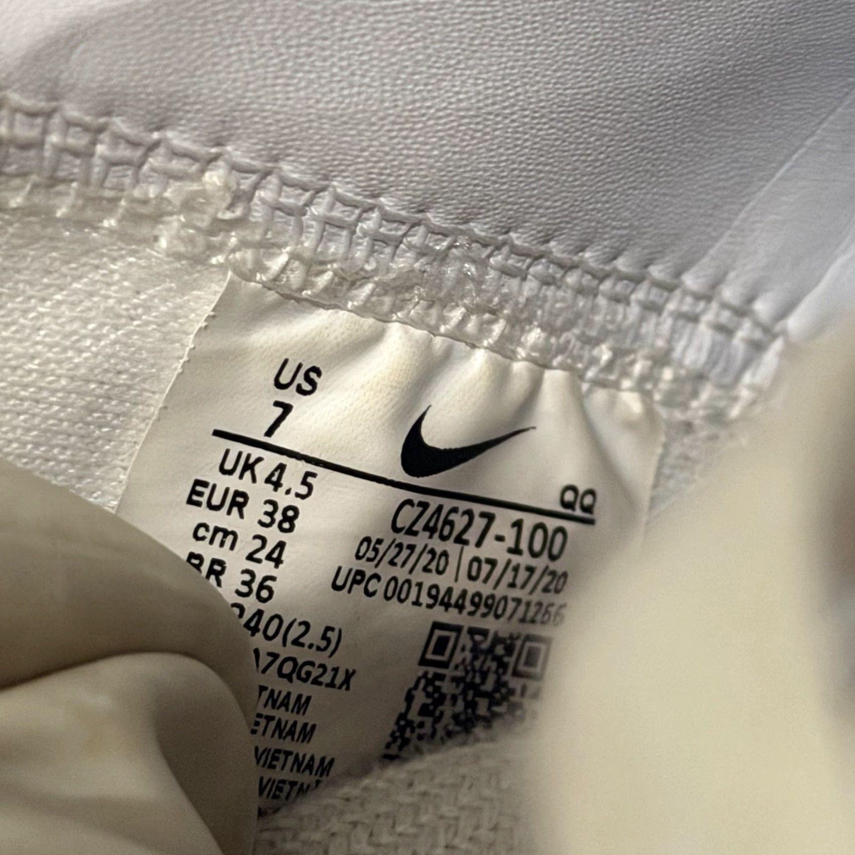 Nike VINTAGE Nike Blazer '77 SE Mid White Metallic Silver CZ4627-100 Women's Size 7 - Nike Blazer High Top Sneakers Women's Size 7 White Silver 2020 Size M / US 6-8 / IT 42-44 - 4 Thumbnail
