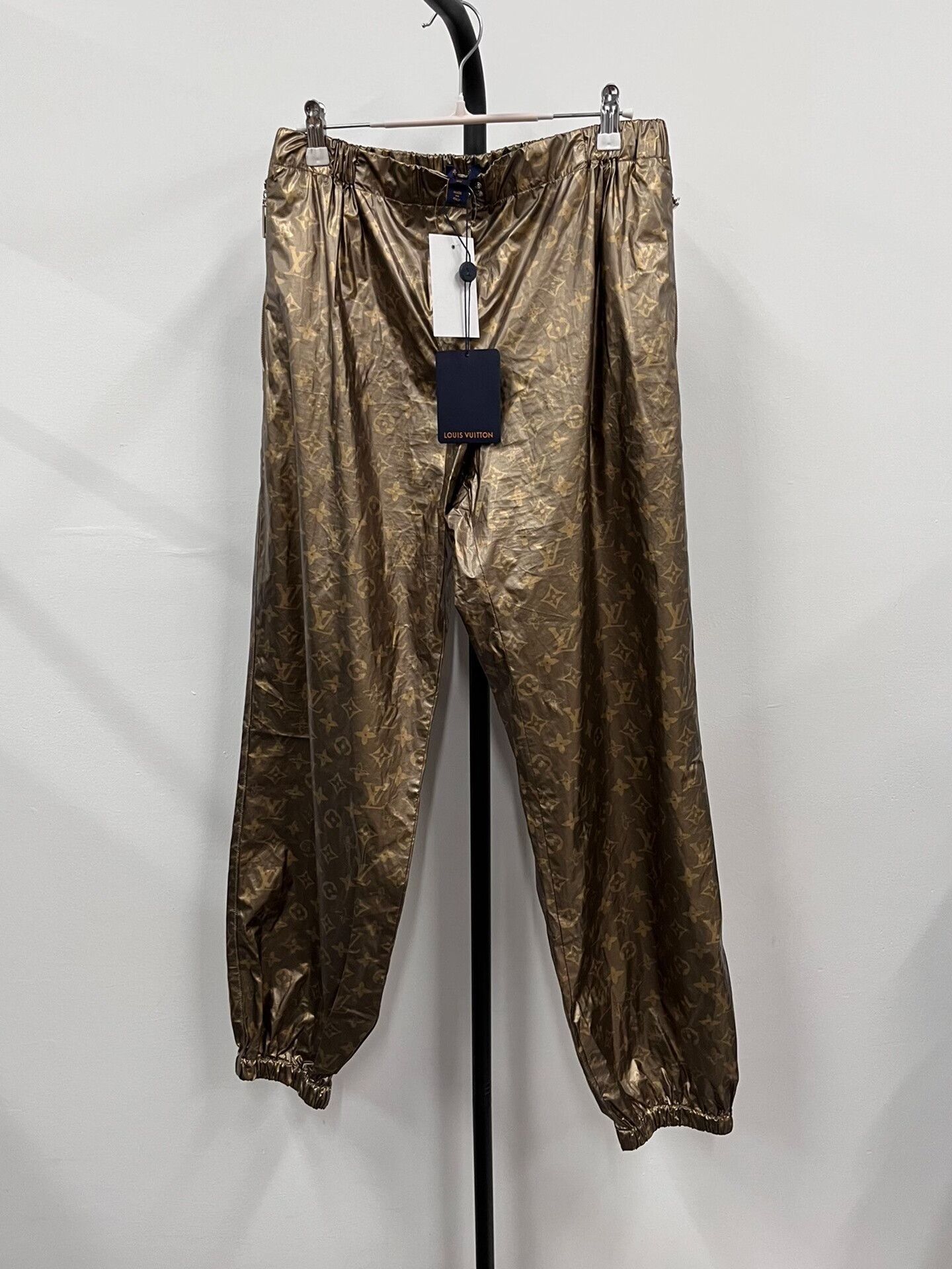 Louis Vuitton louis vuitton metallic logo printed jogger pants Size US 28 / EU 44 - 1 Thumbnail