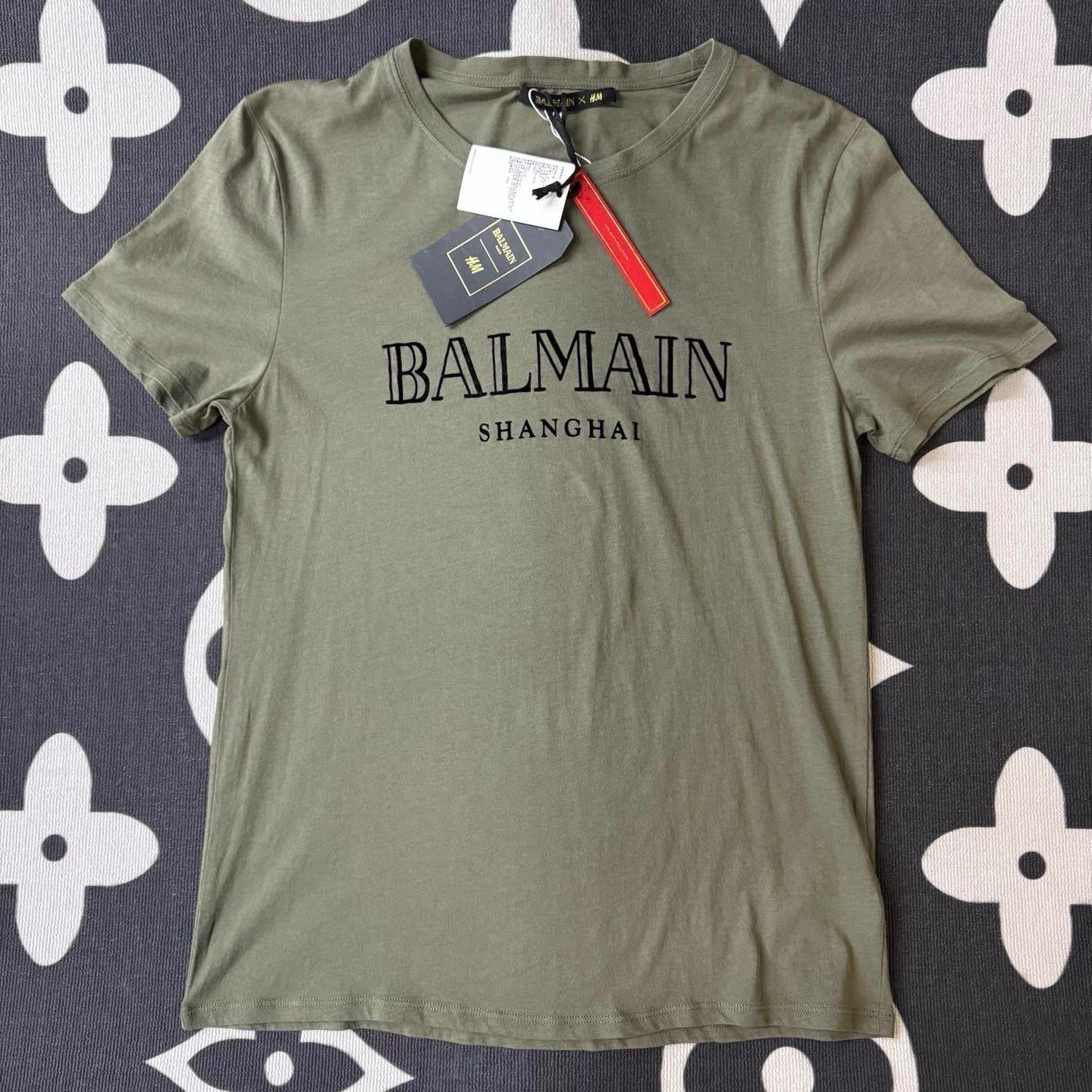 Balmain BALMAIN × H&M Military Green Short Sleeve T-shirt Q10 Size US S / EU 44-46 / 1 - 1 Thumbnail