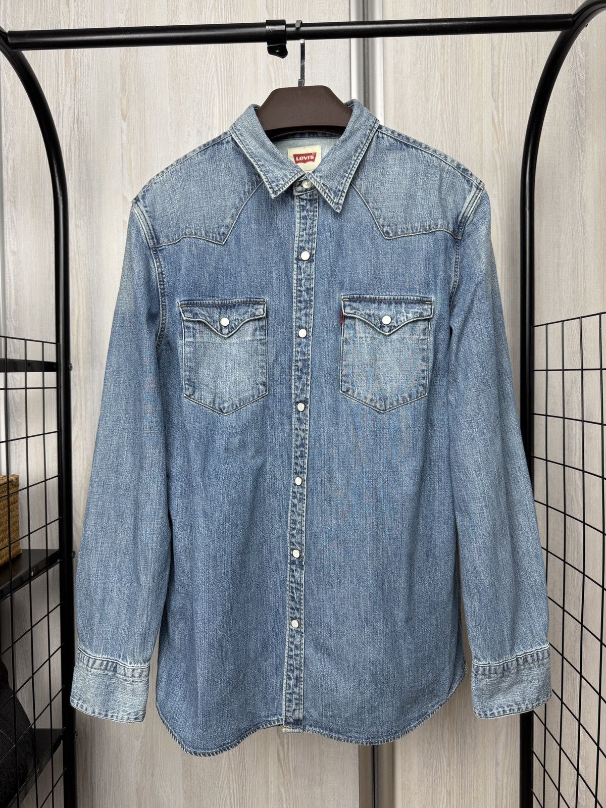 Levi's Levi’s blue denim faded long sleeve shirt Size US XL / EU 56 / 4 - 2 Thumbnail