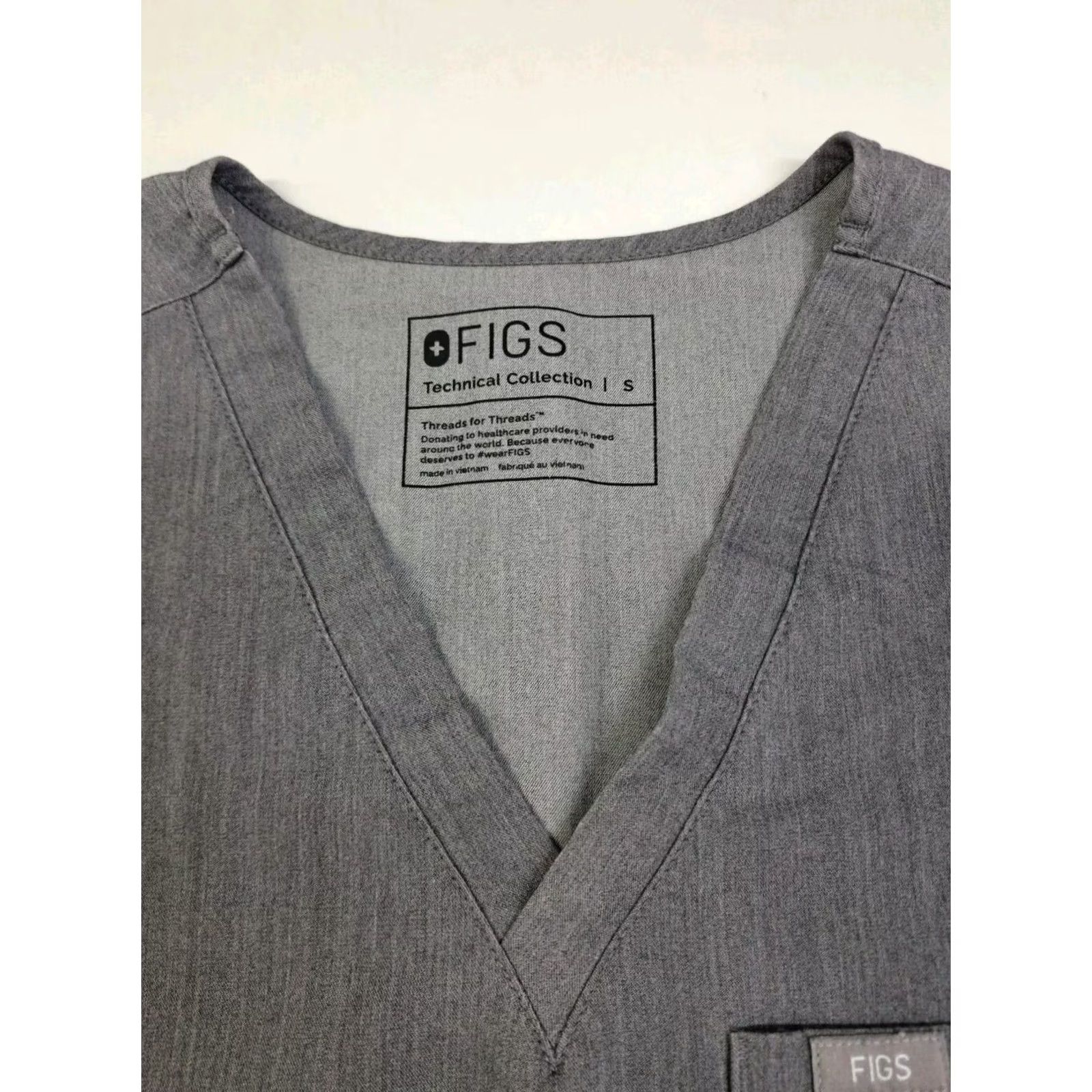 Vintage FIGS Women's Technical Scrub Short Sleeve V Neck Top Small Gray FW1000 #6577 Size S / US 4 / IT 40 - 2 Thumbnail