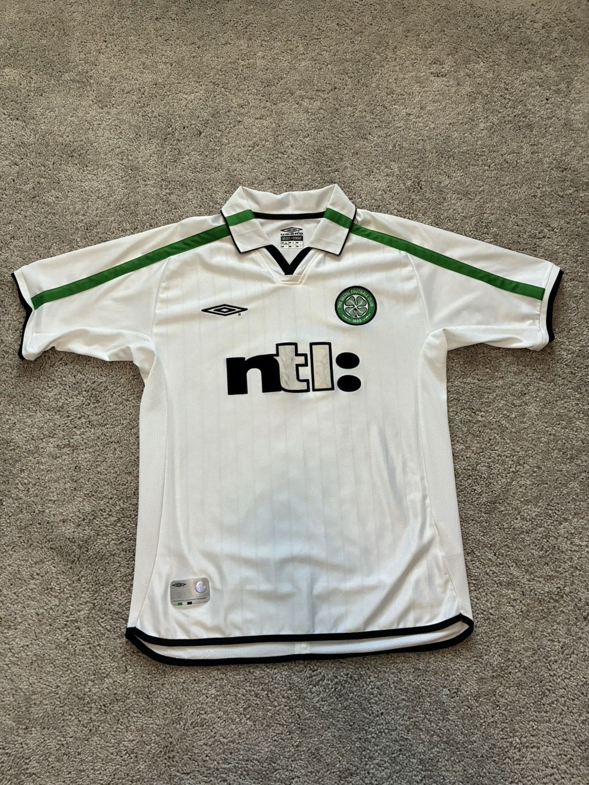 Umbro 2001/2002 Celtic FC Away Kit Size US M / EU 48-50 / 2 - 1 Thumbnail
